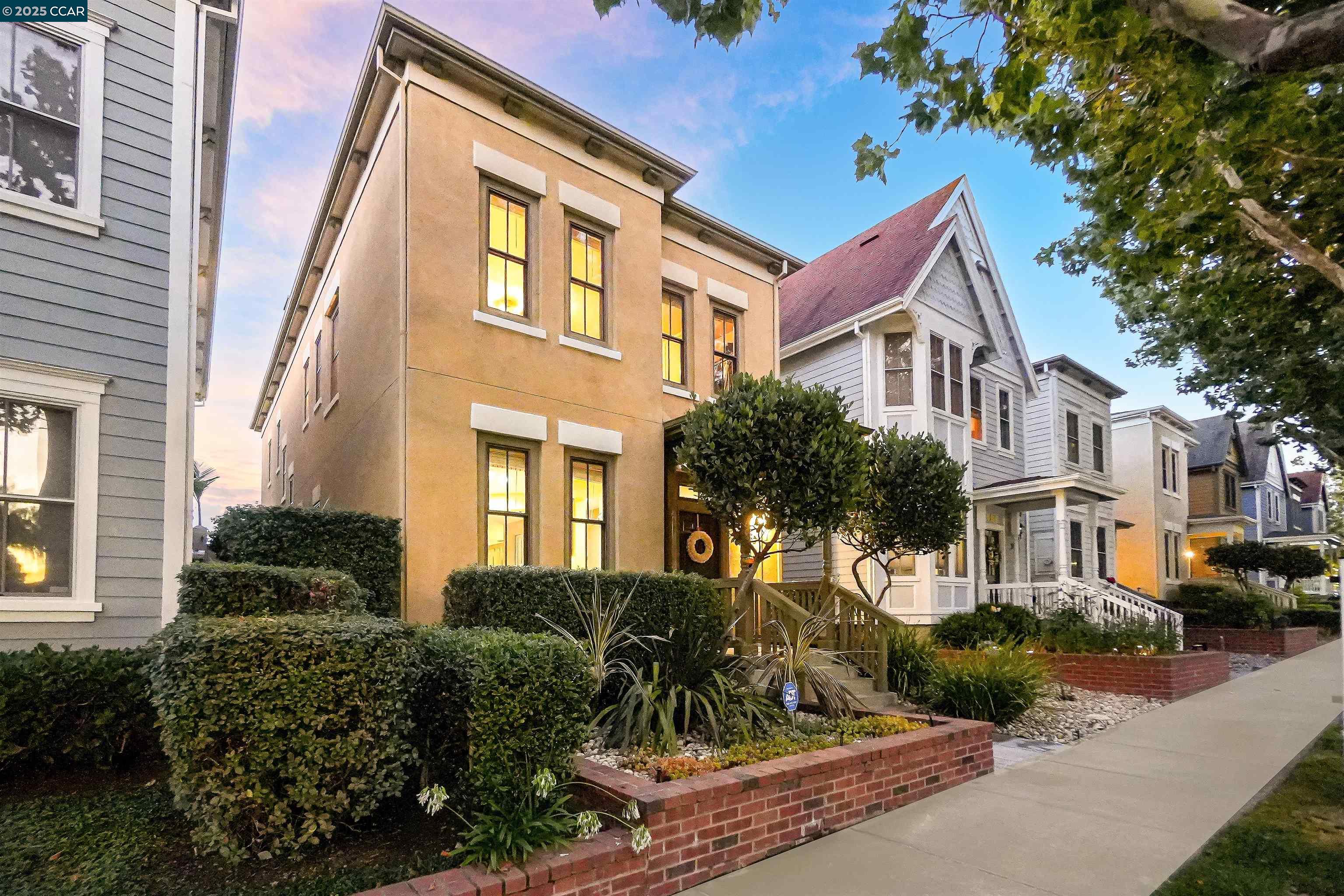 Detail Gallery Image 3 of 60 For 2165 Railroad Ave, Hercules,  CA 94547 - 4 Beds | 2/1 Baths