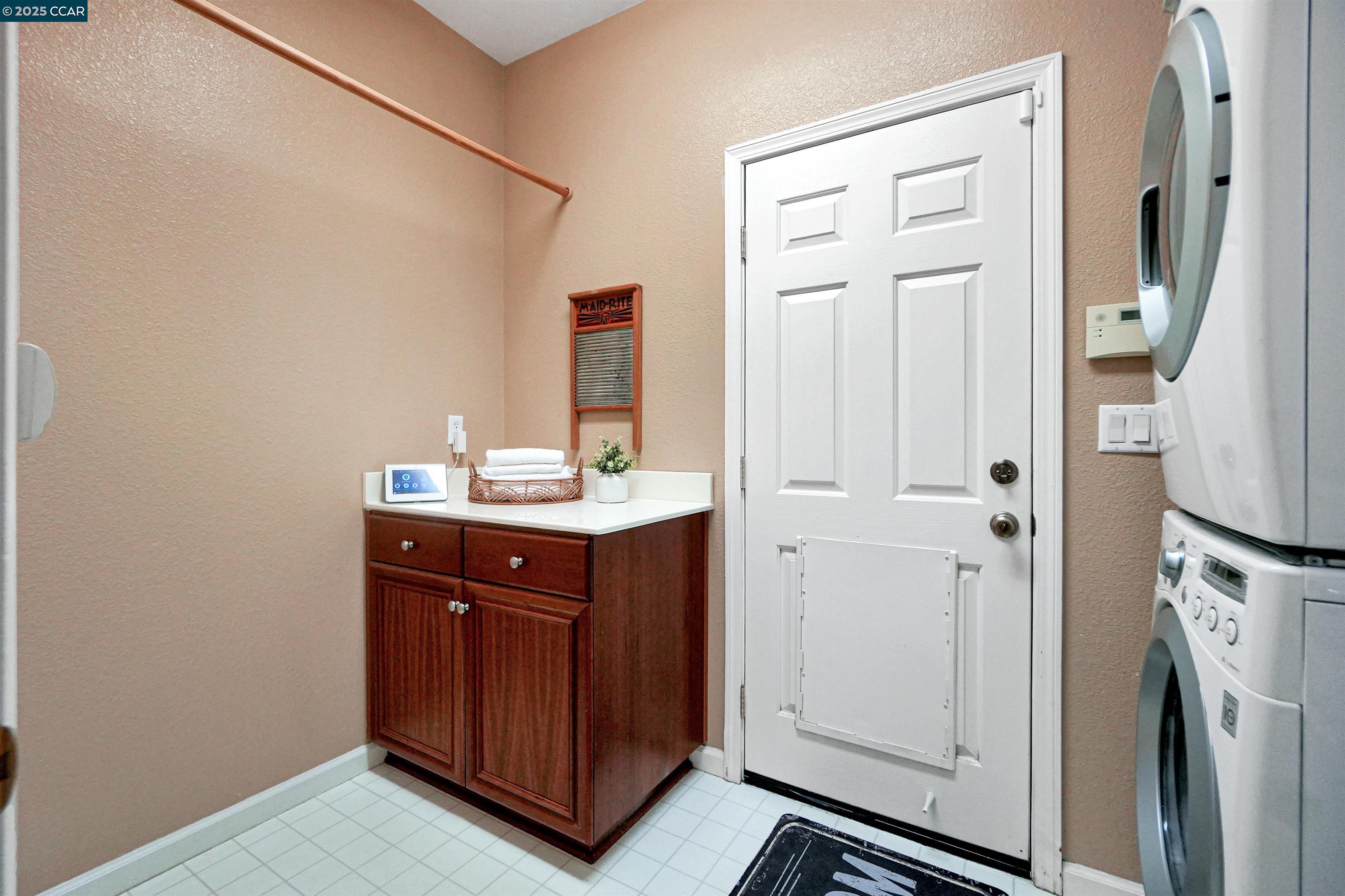 Detail Gallery Image 25 of 60 For 2165 Railroad Ave, Hercules,  CA 94547 - 4 Beds | 2/1 Baths