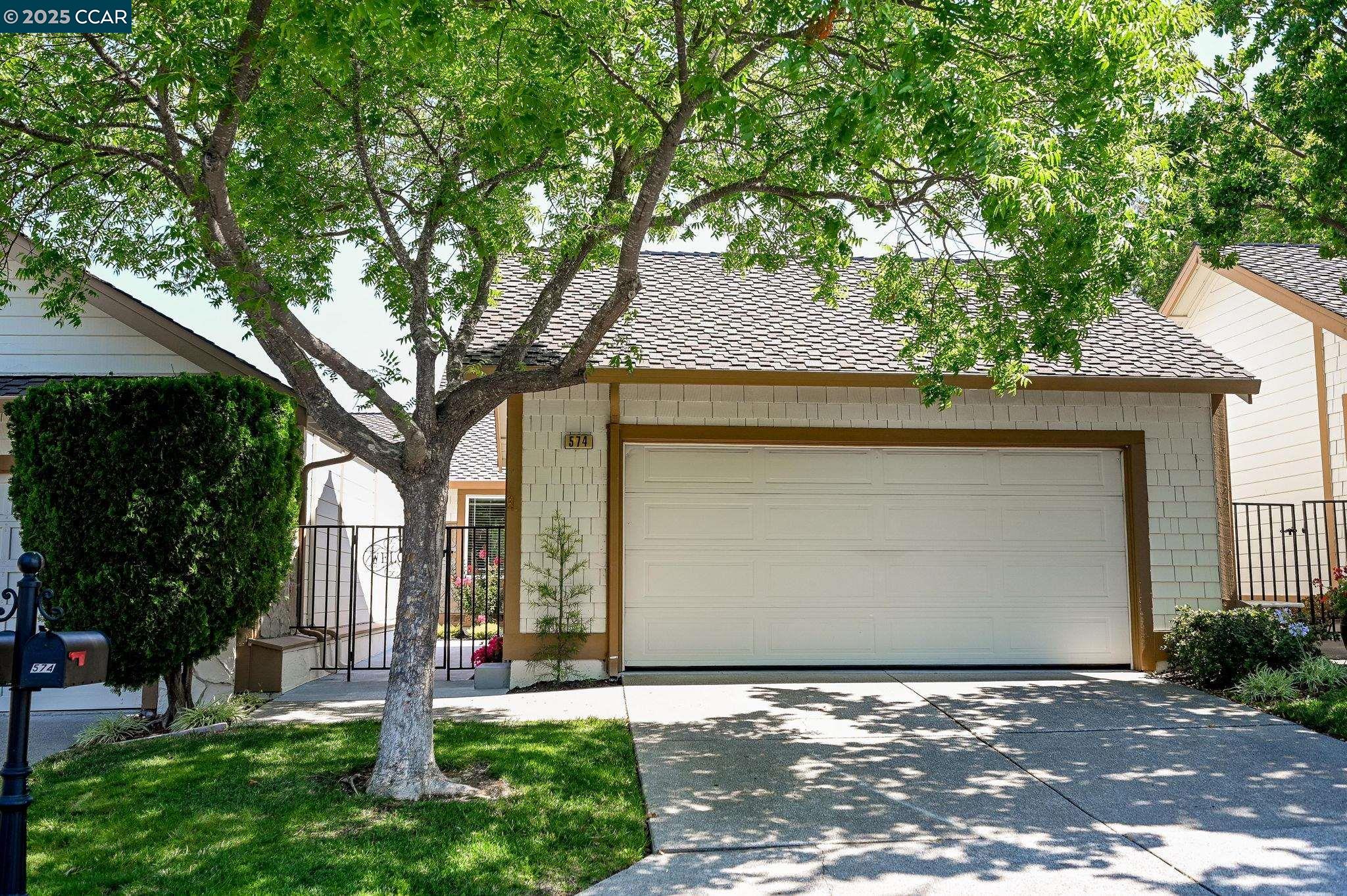 Detail Gallery Image 2 of 47 For 574 Silver Lake Dr, Danville,  CA 94526 - 2 Beds | 2 Baths