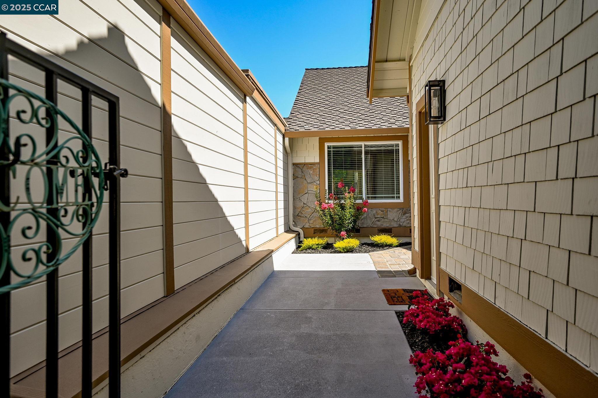 Detail Gallery Image 3 of 47 For 574 Silver Lake Dr, Danville,  CA 94526 - 2 Beds | 2 Baths