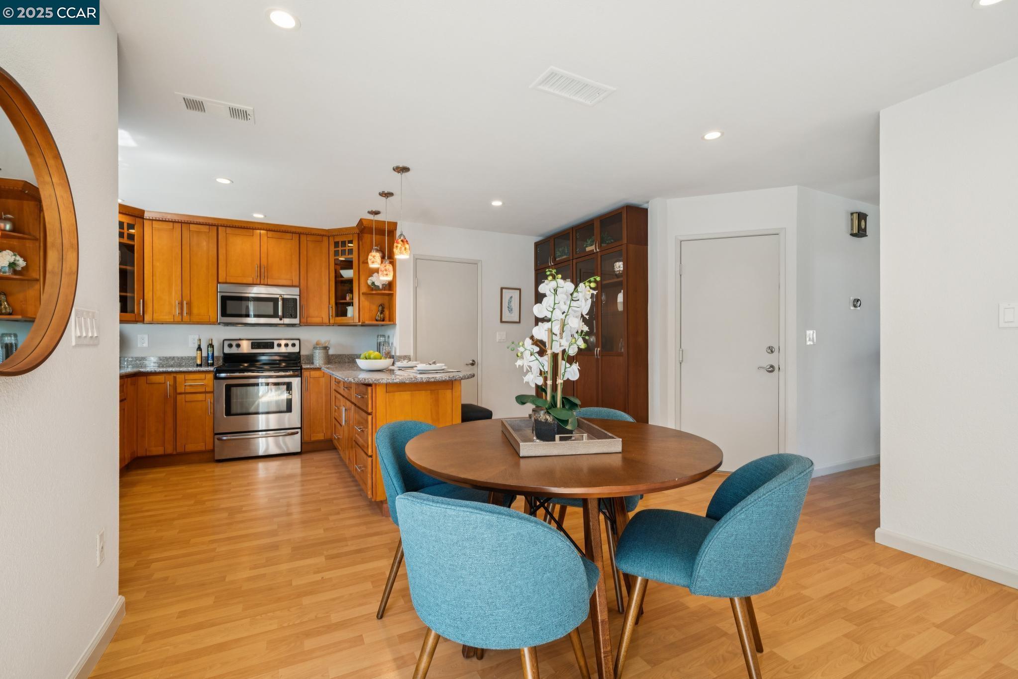 Detail Gallery Image 12 of 37 For 1158 Saint Matthew Pl #107,  Concord,  CA 94518 - 3 Beds | 2/1 Baths
