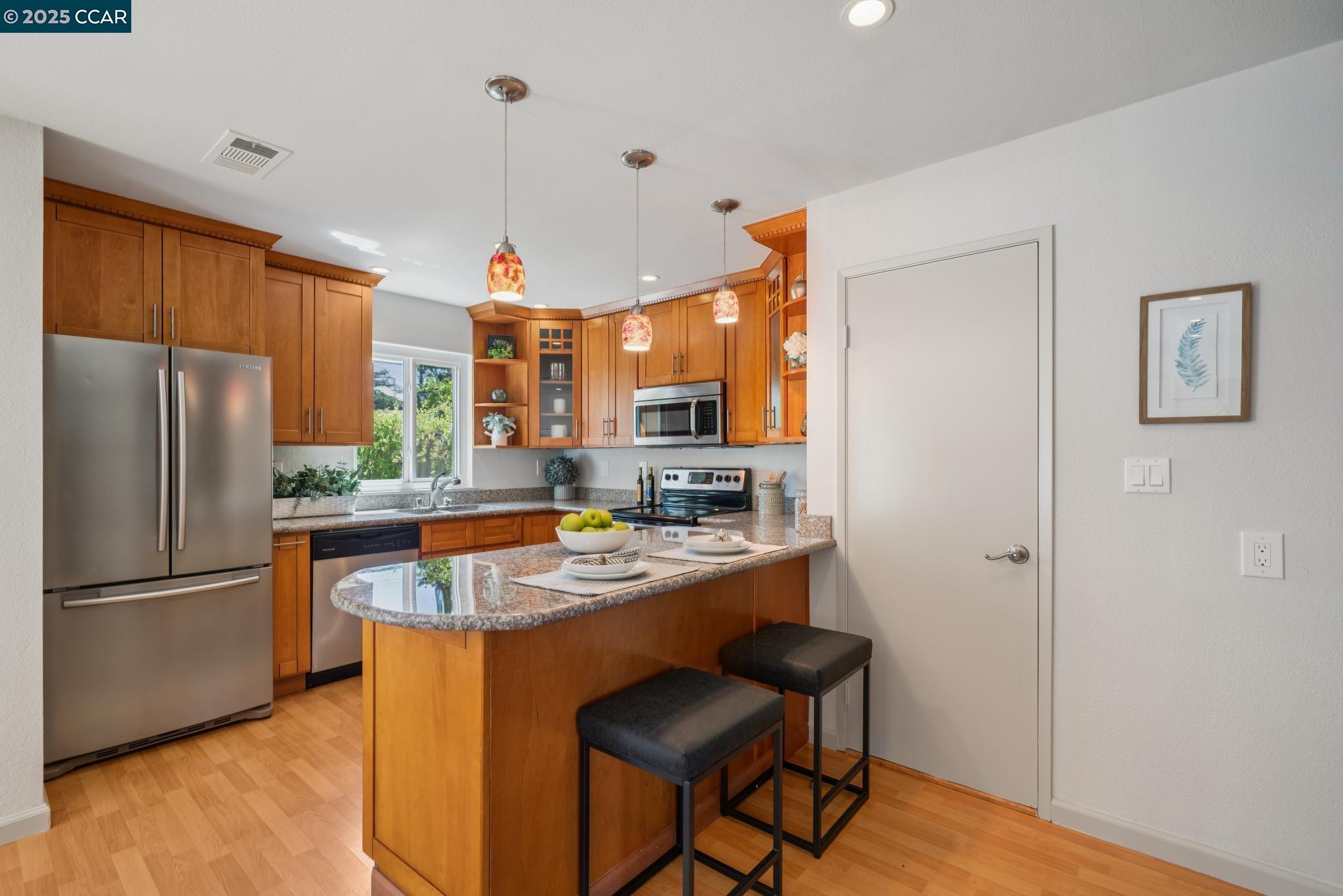 Detail Gallery Image 6 of 37 For 1158 Saint Matthew Pl #107,  Concord,  CA 94518 - 3 Beds | 2/1 Baths