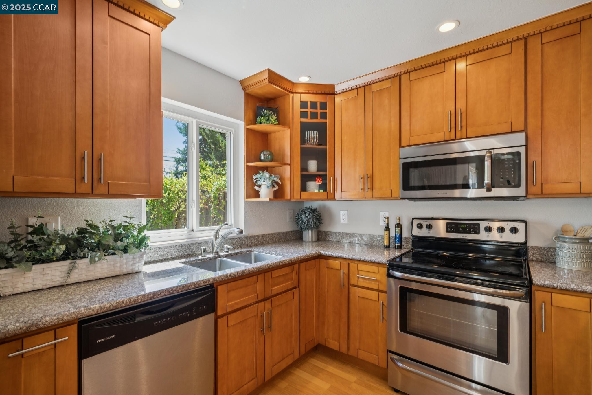 Detail Gallery Image 8 of 37 For 1158 Saint Matthew Pl #107,  Concord,  CA 94518 - 3 Beds | 2/1 Baths