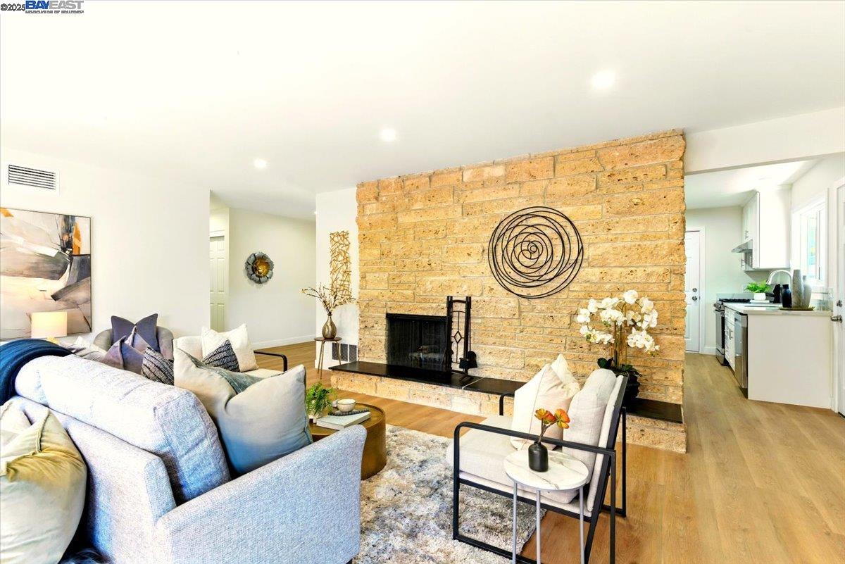 Detail Gallery Image 4 of 24 For 24635 Woodacre Ave, Hayward,  CA 94544 - 3 Beds | 2 Baths