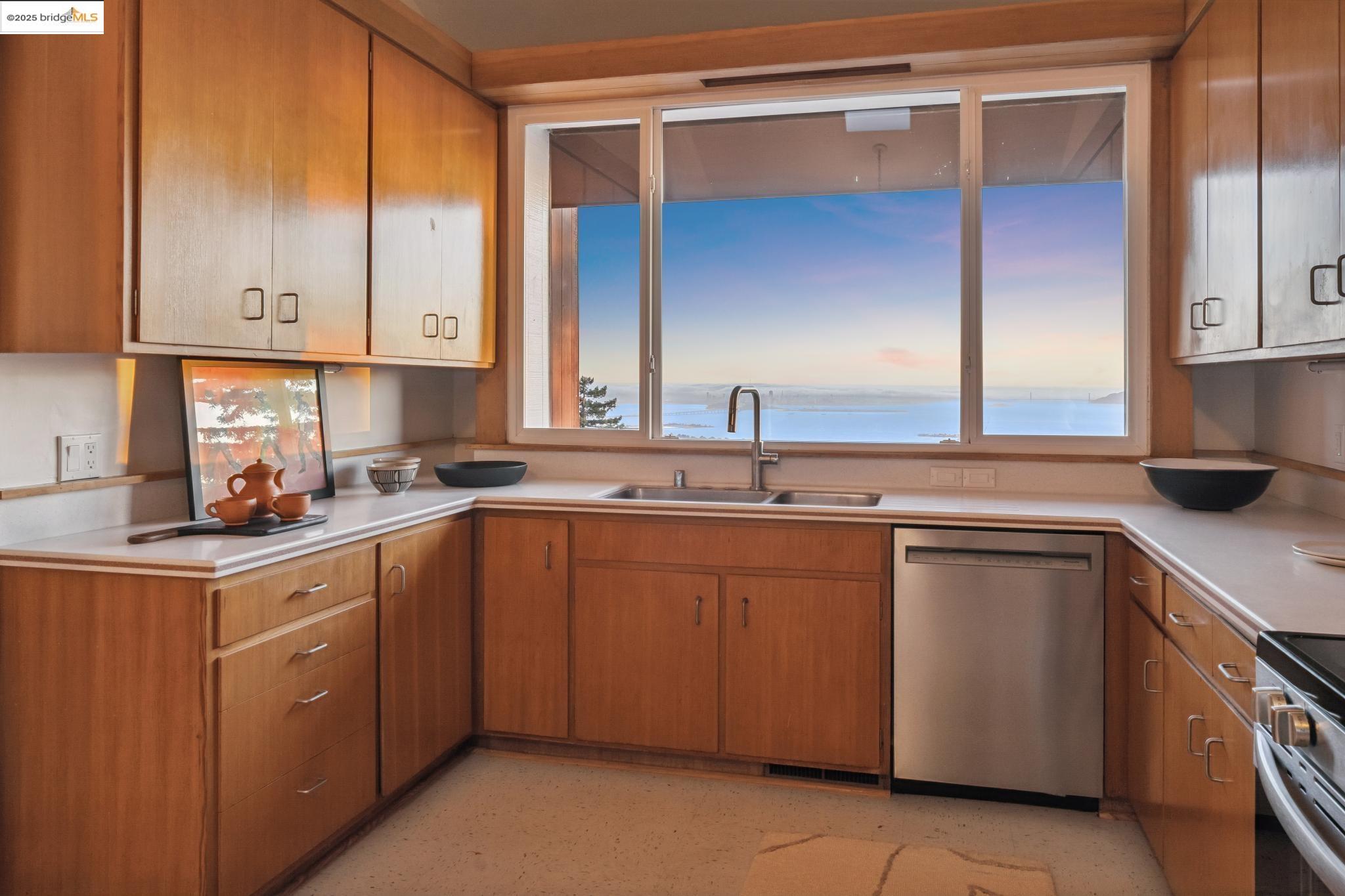 Detail Gallery Image 16 of 56 For 120 Hill Rd, Berkeley,  CA 94708 - 4 Beds | 2/2 Baths