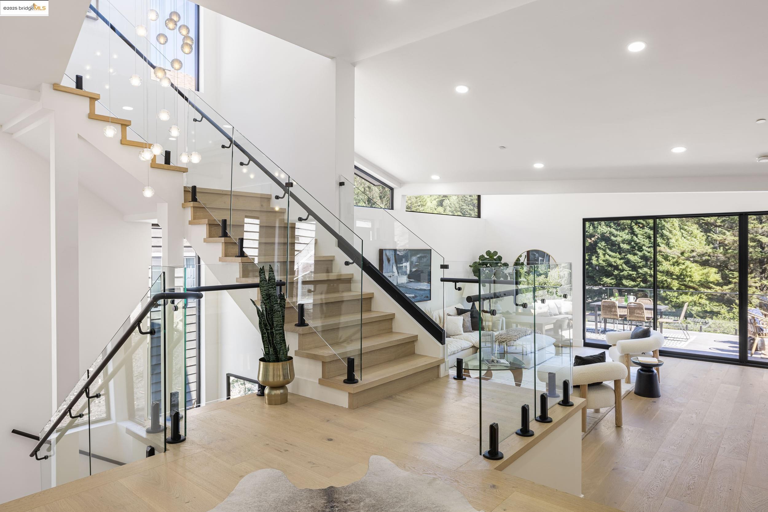 Detail Gallery Image 2 of 51 For 7270 Woodrow Dr, Oakland,  CA 94611 - 4 Beds | 3/1 Baths