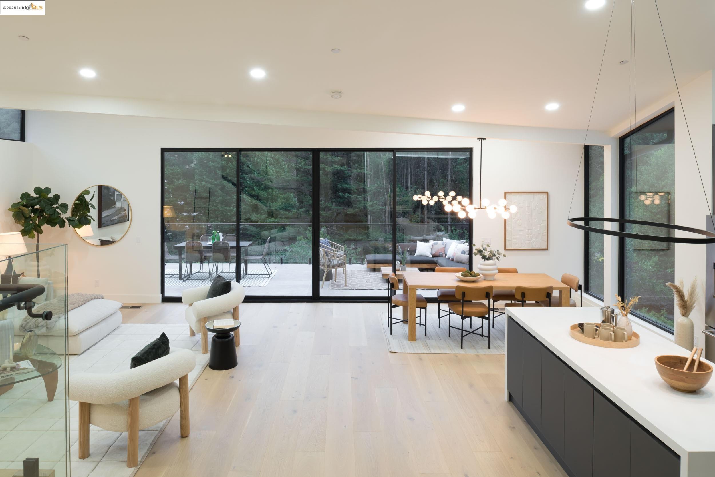 Detail Gallery Image 13 of 51 For 7270 Woodrow Dr, Oakland,  CA 94611 - 4 Beds | 3/1 Baths