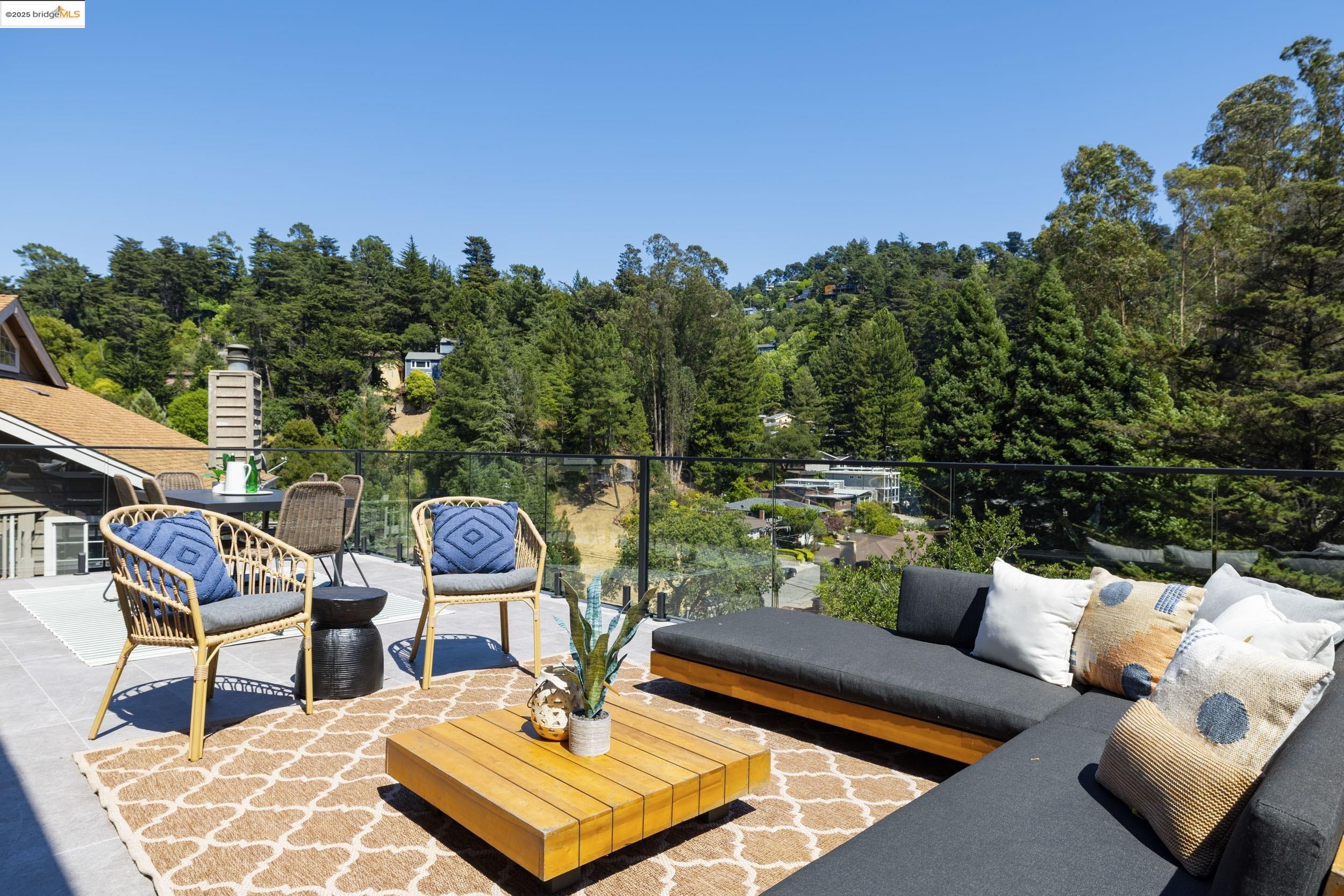 Detail Gallery Image 14 of 51 For 7270 Woodrow Dr, Oakland,  CA 94611 - 4 Beds | 3/1 Baths