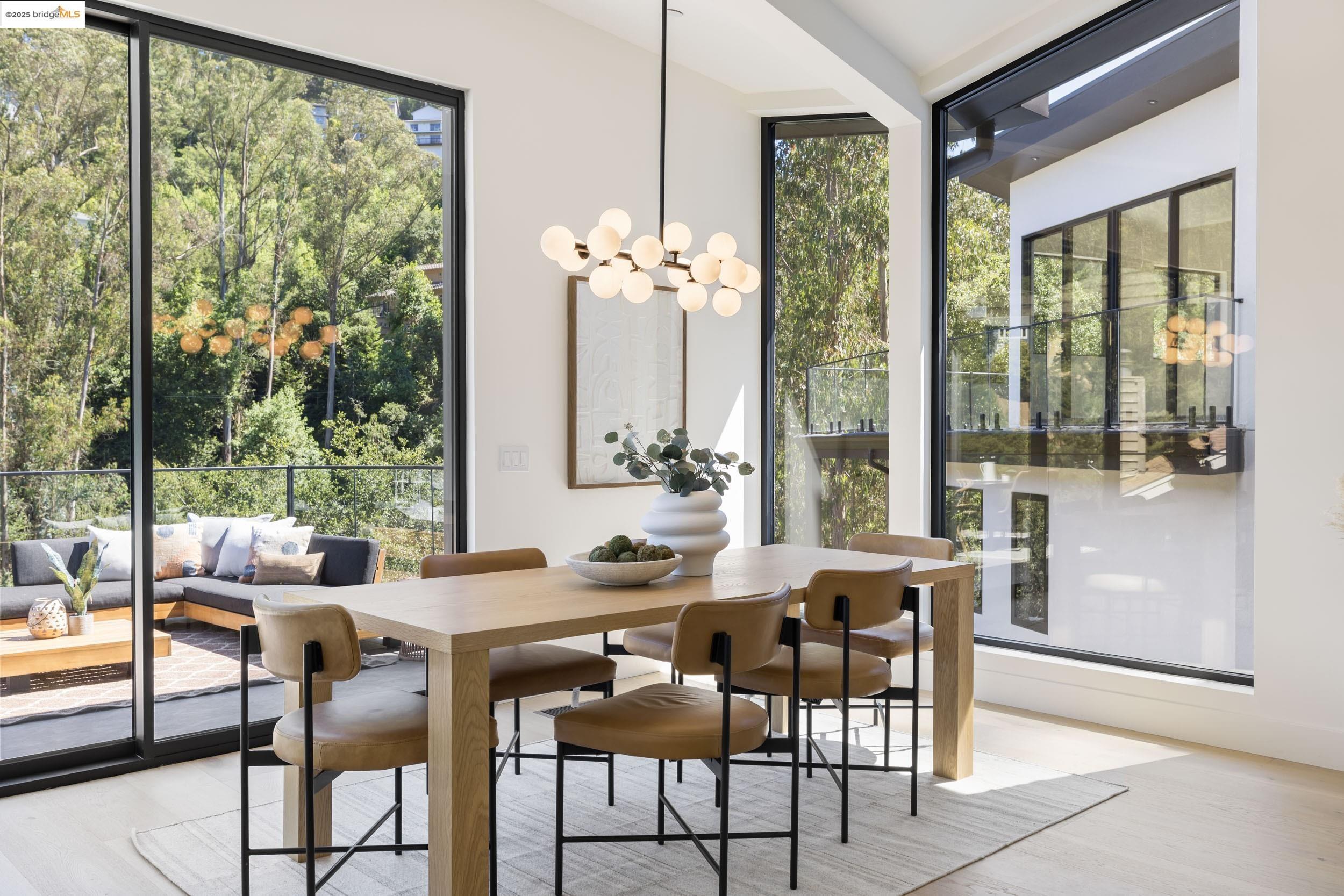 Detail Gallery Image 17 of 51 For 7270 Woodrow Dr, Oakland,  CA 94611 - 4 Beds | 3/1 Baths