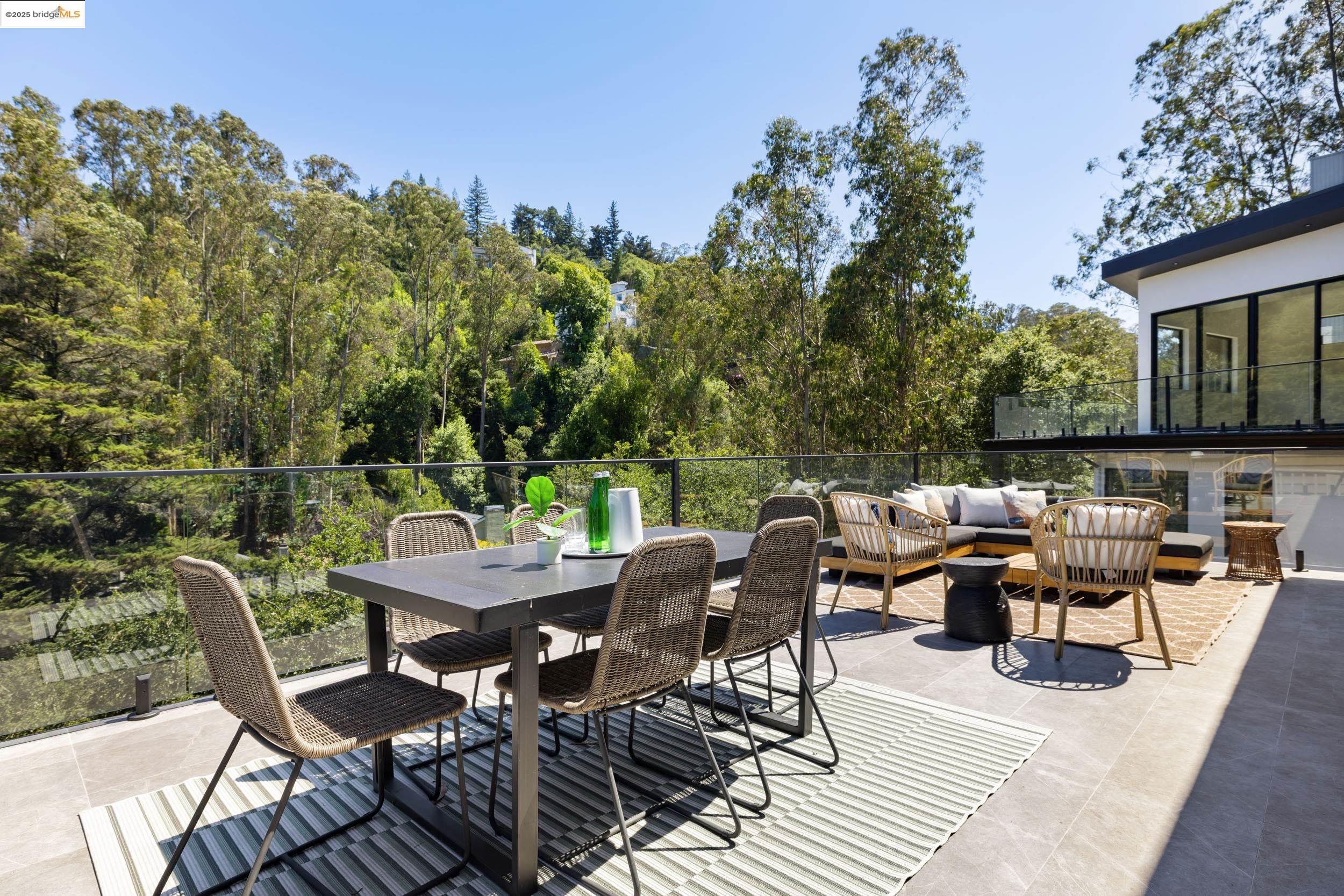 Detail Gallery Image 18 of 51 For 7270 Woodrow Dr, Oakland,  CA 94611 - 4 Beds | 3/1 Baths
