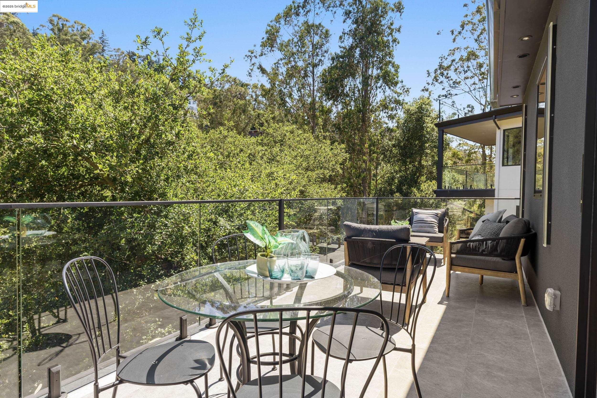 Detail Gallery Image 30 of 51 For 7270 Woodrow Dr, Oakland,  CA 94611 - 4 Beds | 3/1 Baths