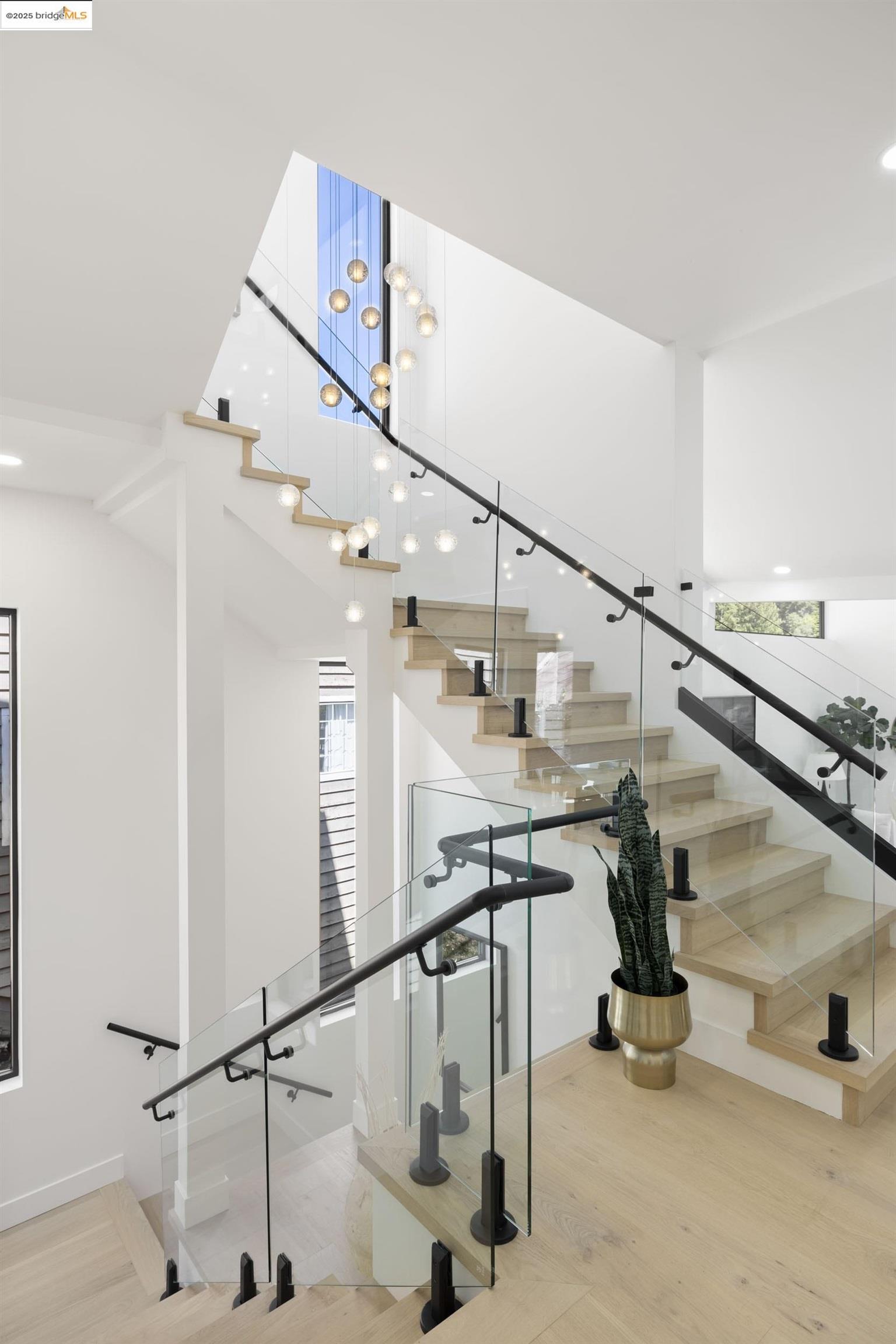 Detail Gallery Image 4 of 51 For 7270 Woodrow Dr, Oakland,  CA 94611 - 4 Beds | 3/1 Baths