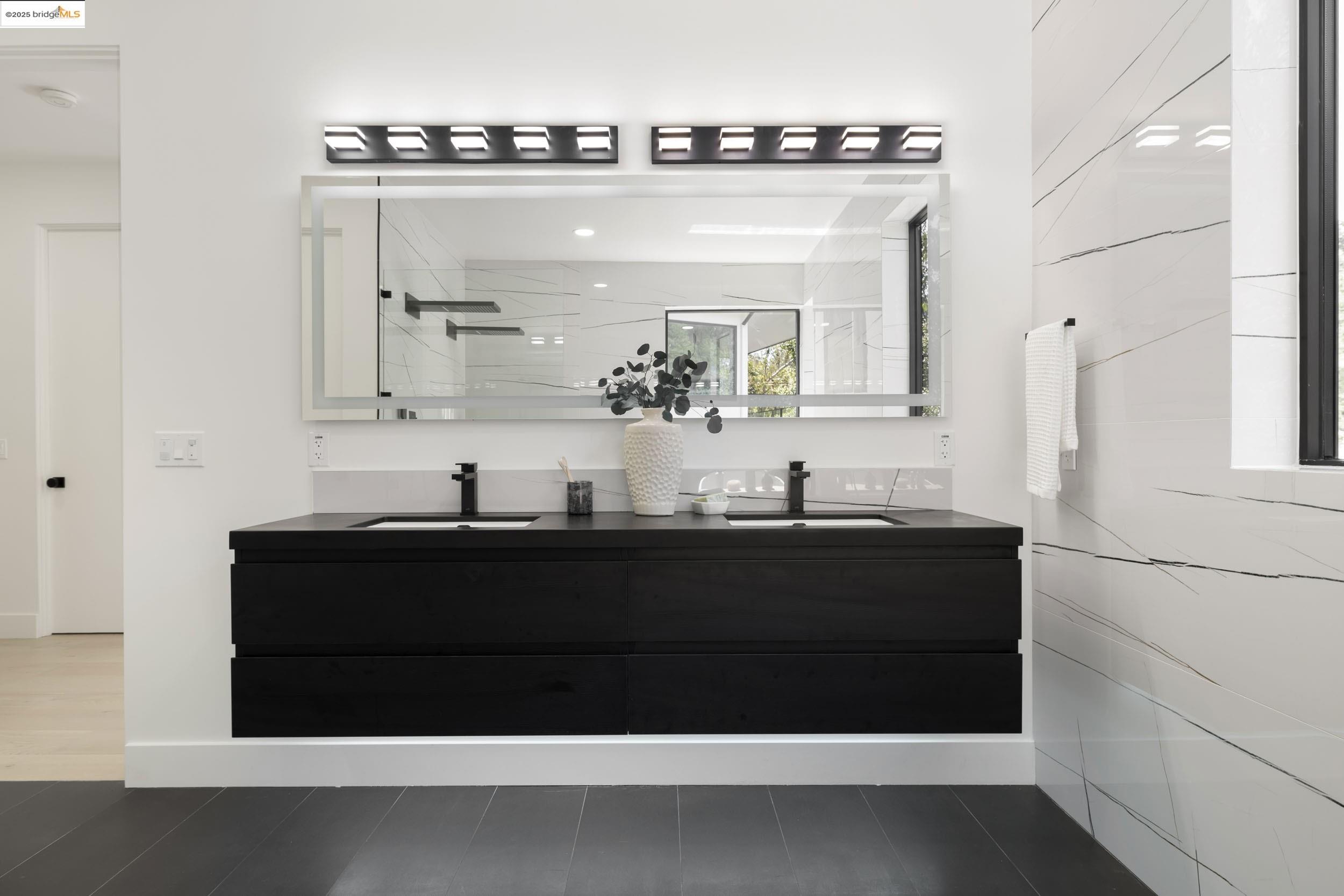 Detail Gallery Image 32 of 51 For 7270 Woodrow Dr, Oakland,  CA 94611 - 4 Beds | 3/1 Baths