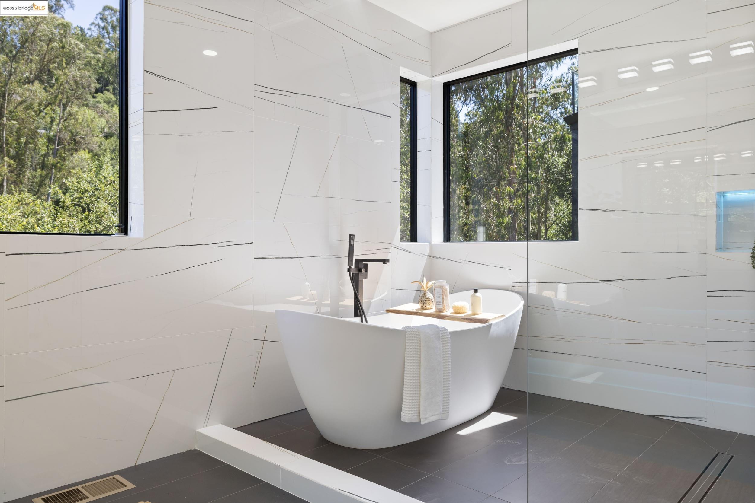 Detail Gallery Image 35 of 51 For 7270 Woodrow Dr, Oakland,  CA 94611 - 4 Beds | 3/1 Baths