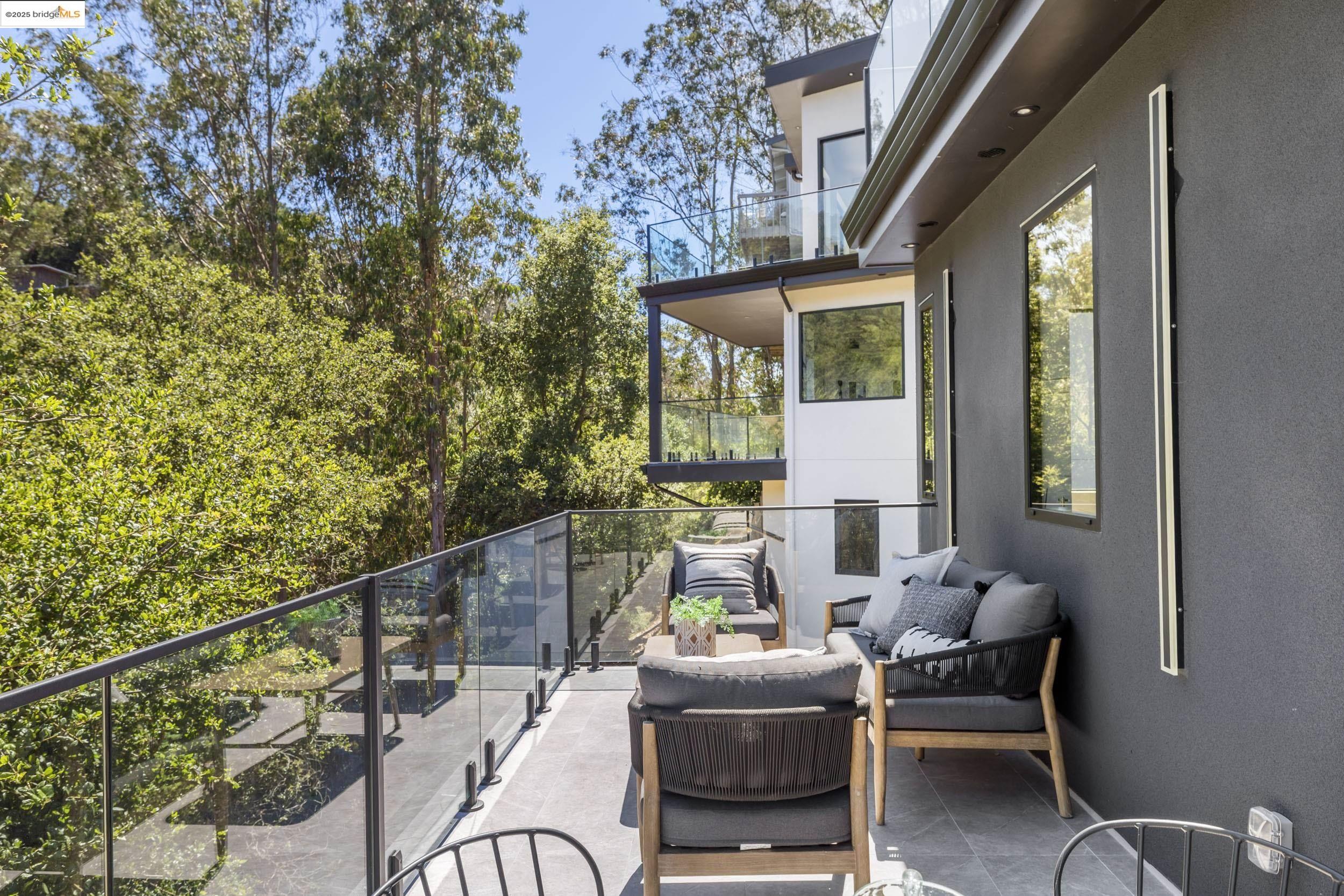Detail Gallery Image 44 of 51 For 7270 Woodrow Dr, Oakland,  CA 94611 - 4 Beds | 3/1 Baths