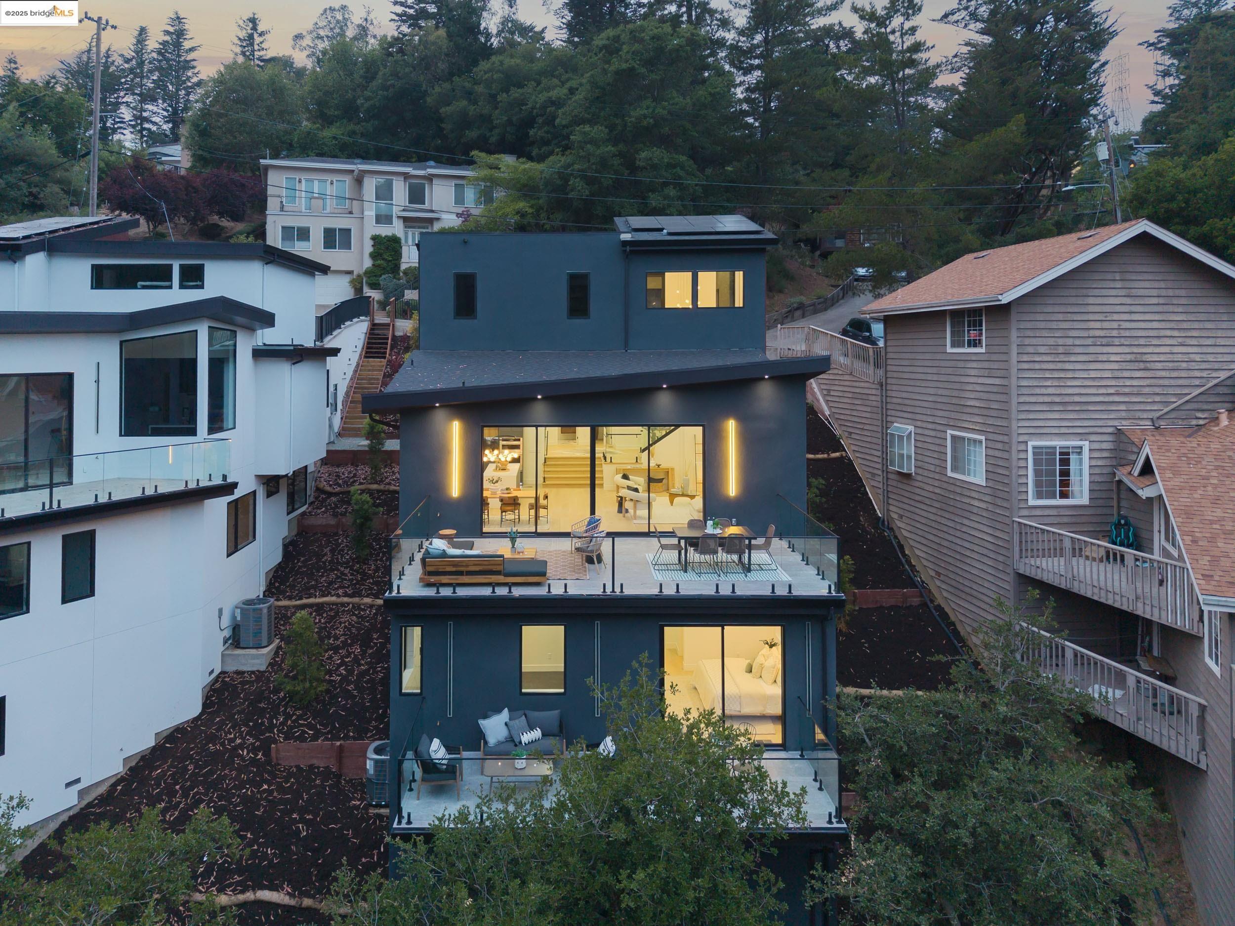 Detail Gallery Image 45 of 51 For 7270 Woodrow Dr, Oakland,  CA 94611 - 4 Beds | 3/1 Baths