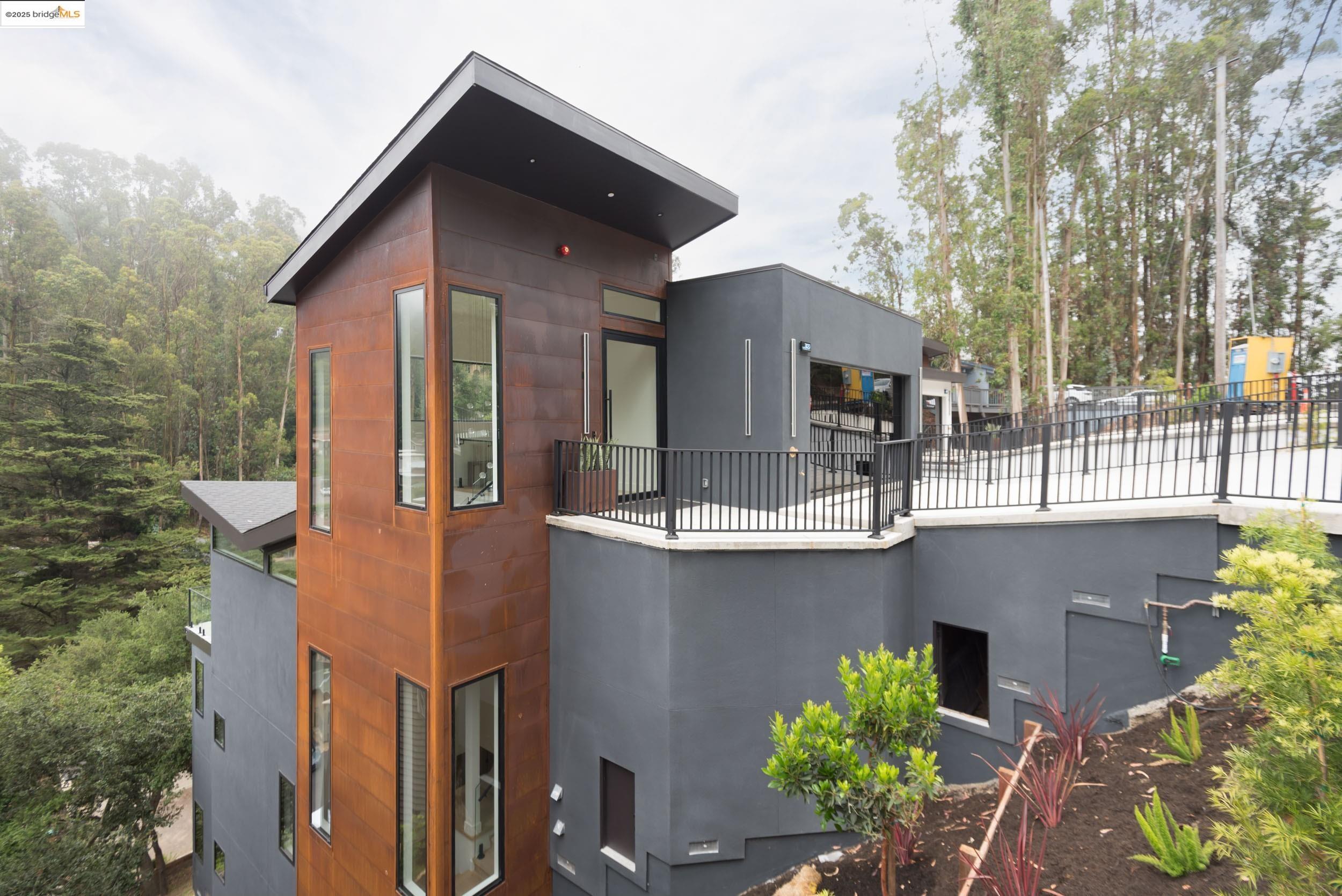 Detail Gallery Image 50 of 51 For 7270 Woodrow Dr, Oakland,  CA 94611 - 4 Beds | 3/1 Baths