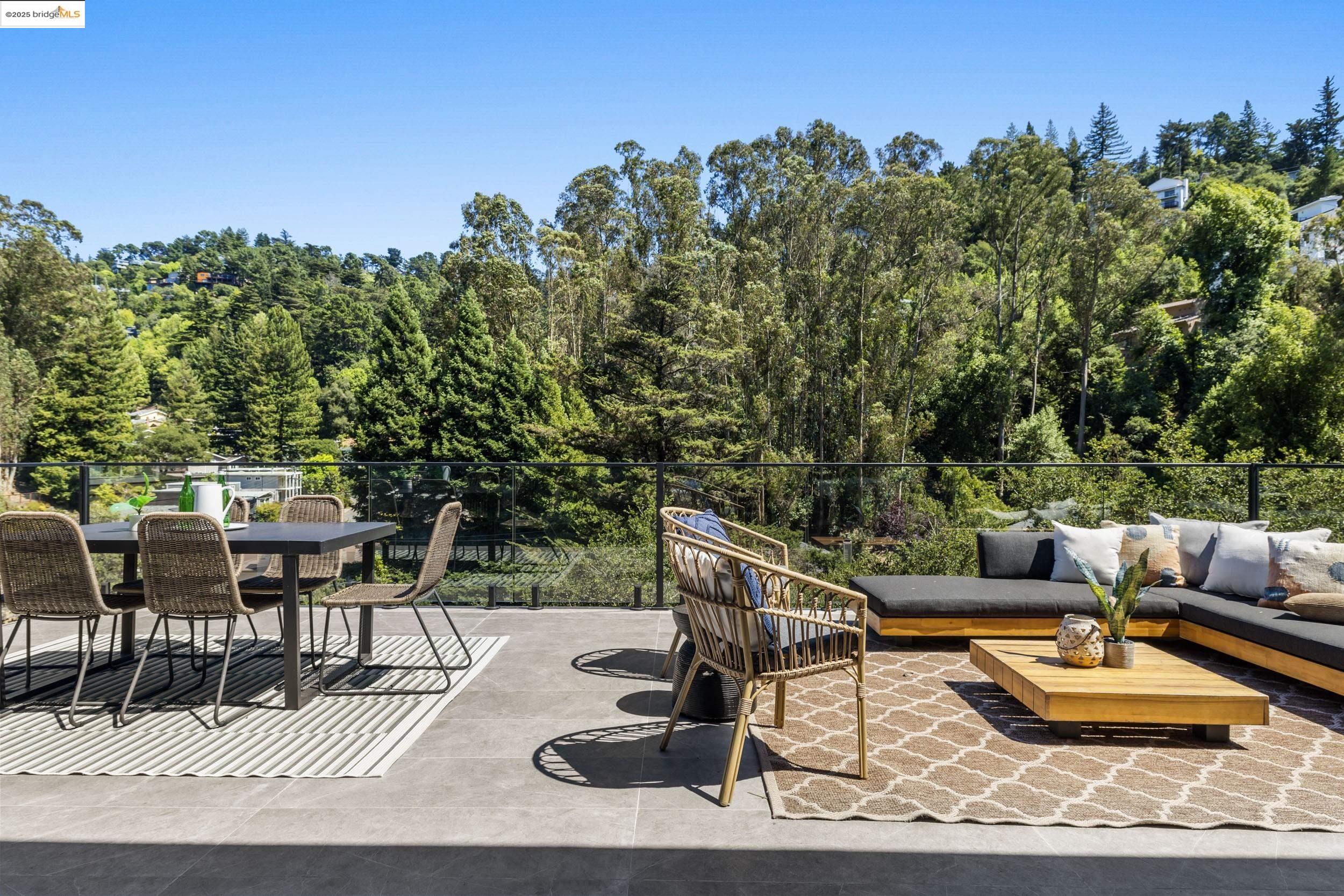 Detail Gallery Image 6 of 51 For 7270 Woodrow Dr, Oakland,  CA 94611 - 4 Beds | 3/1 Baths