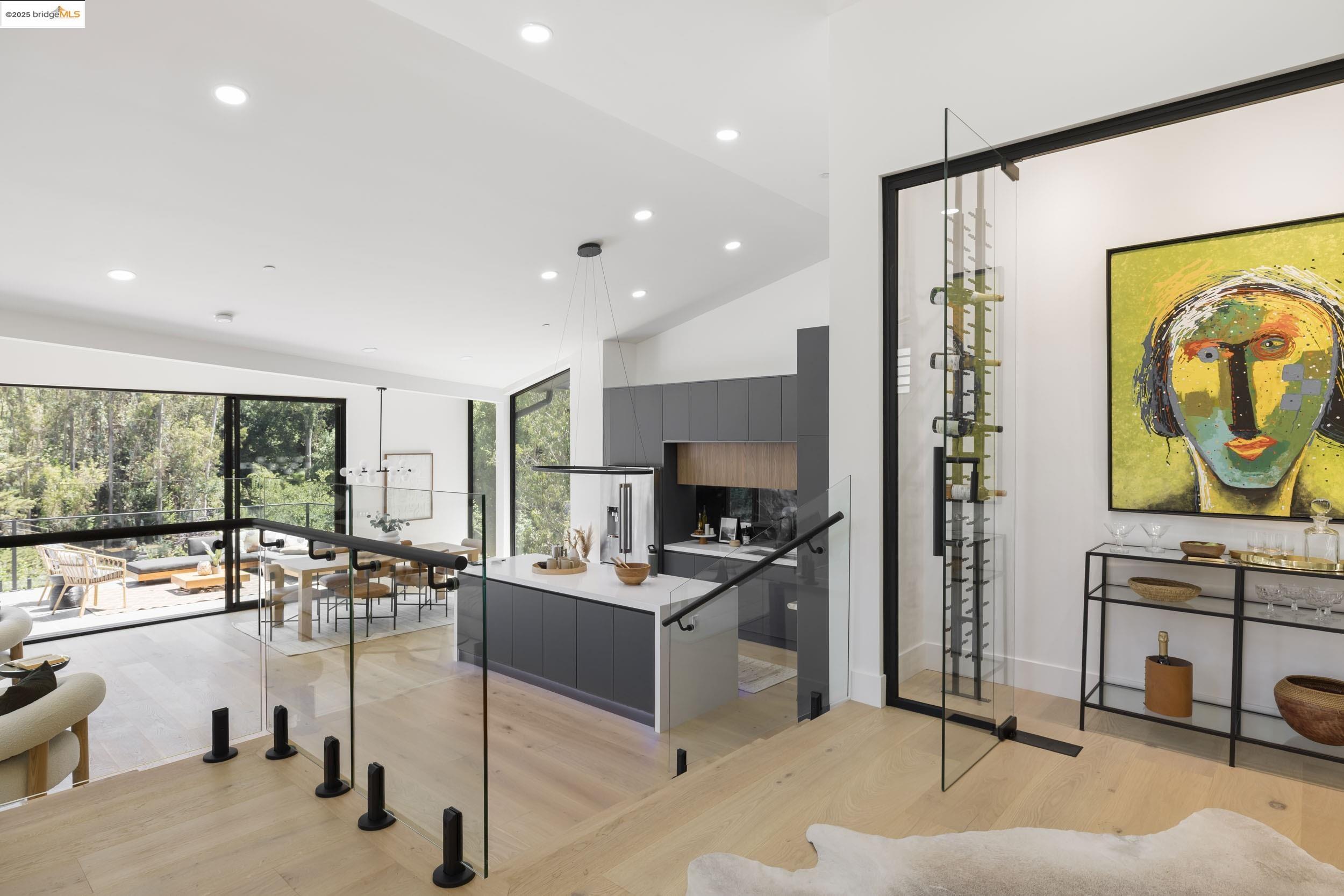 Detail Gallery Image 7 of 51 For 7270 Woodrow Dr, Oakland,  CA 94611 - 4 Beds | 3/1 Baths