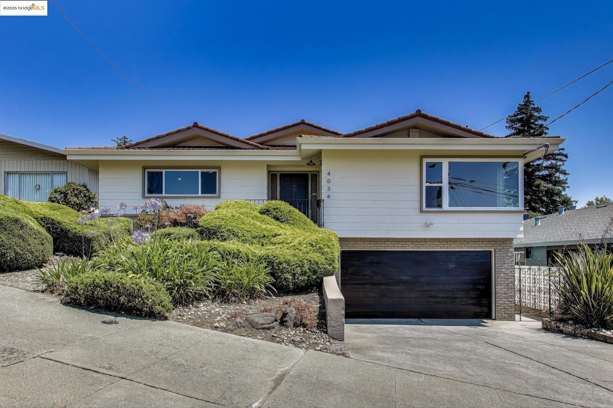 Detail Gallery Image 1 of 26 For 4034 Rhoda Ave, Oakland,  CA 94602 - 4 Beds | 3 Baths