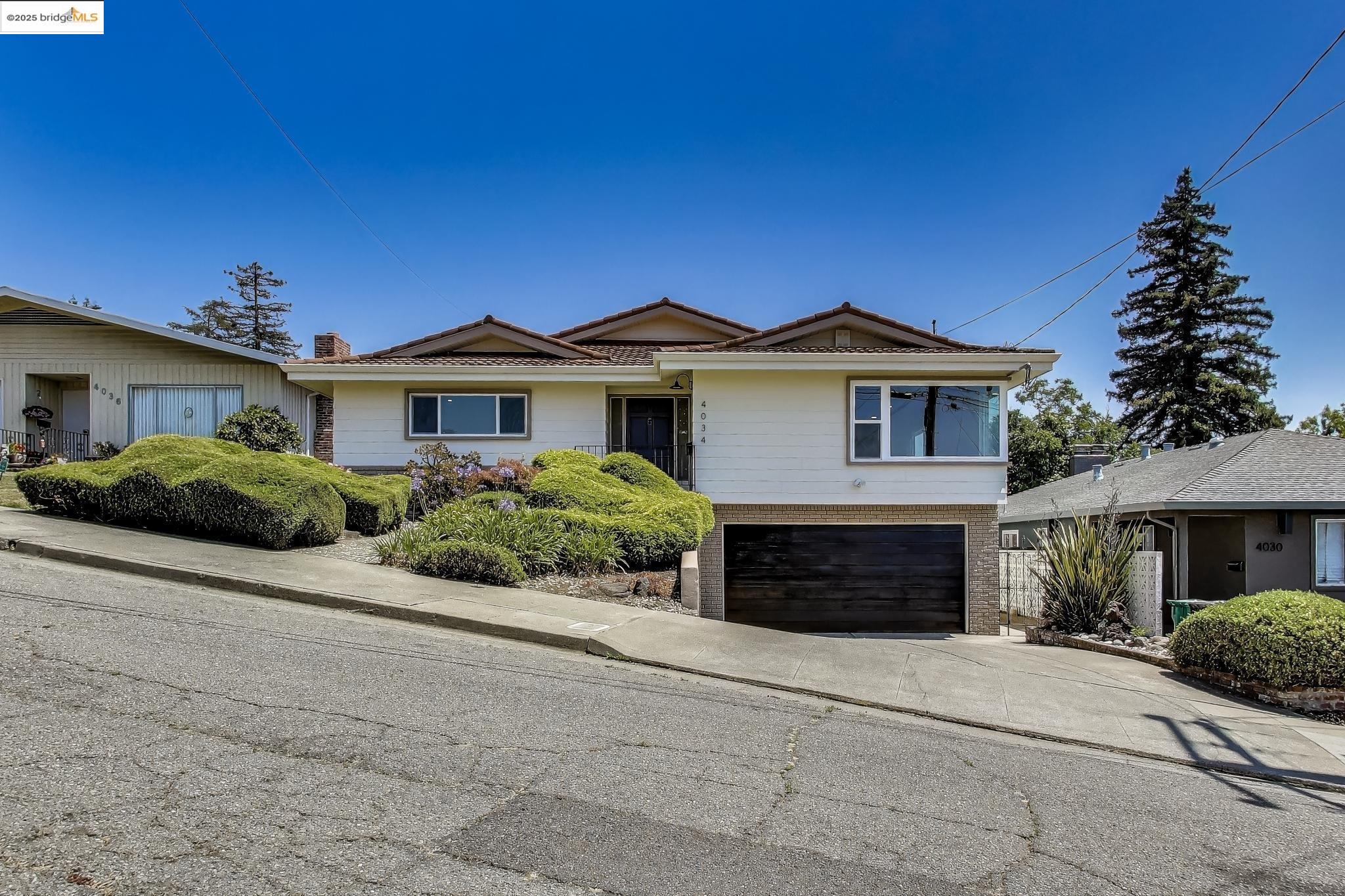 Detail Gallery Image 2 of 26 For 4034 Rhoda Ave, Oakland,  CA 94602 - 4 Beds | 3 Baths