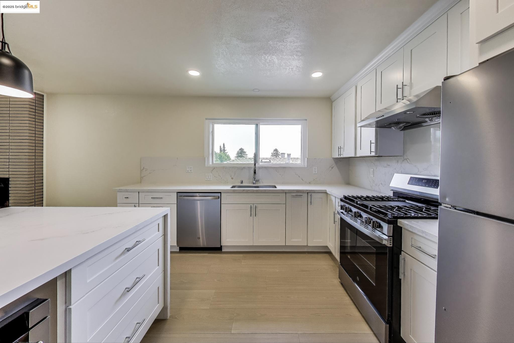 Detail Gallery Image 11 of 26 For 4034 Rhoda Ave, Oakland,  CA 94602 - 4 Beds | 3 Baths