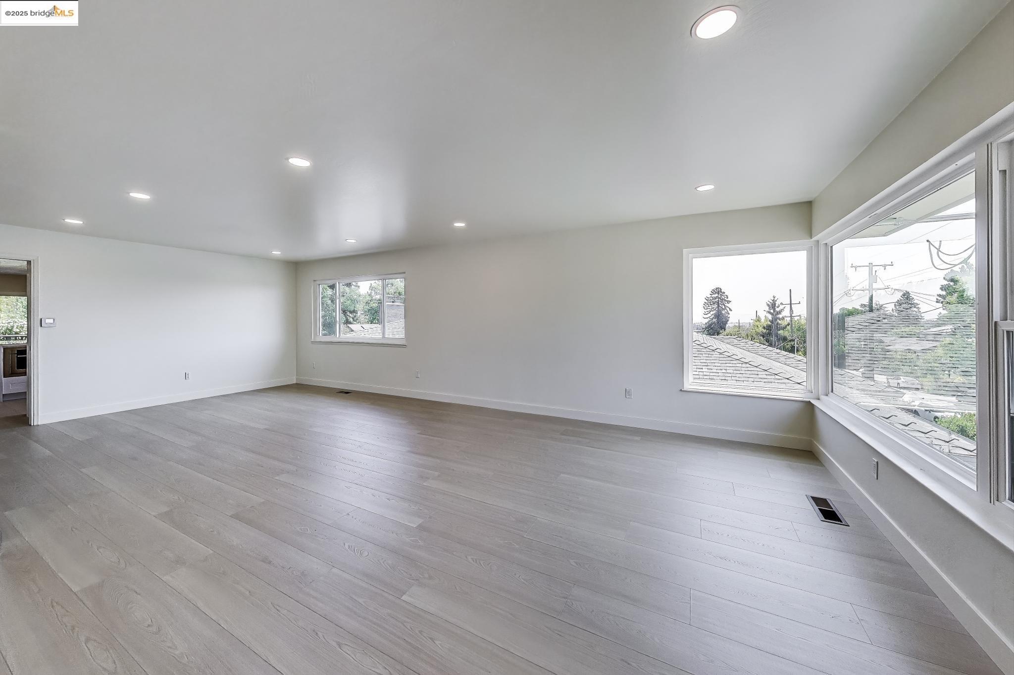 Detail Gallery Image 5 of 26 For 4034 Rhoda Ave, Oakland,  CA 94602 - 4 Beds | 3 Baths