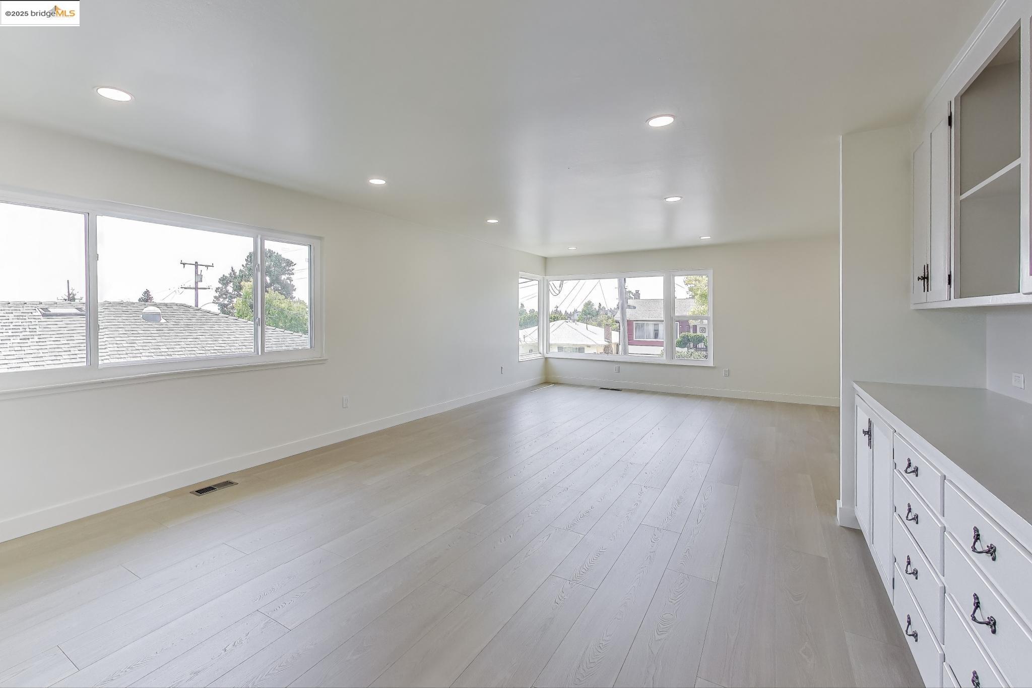 Detail Gallery Image 8 of 26 For 4034 Rhoda Ave, Oakland,  CA 94602 - 4 Beds | 3 Baths