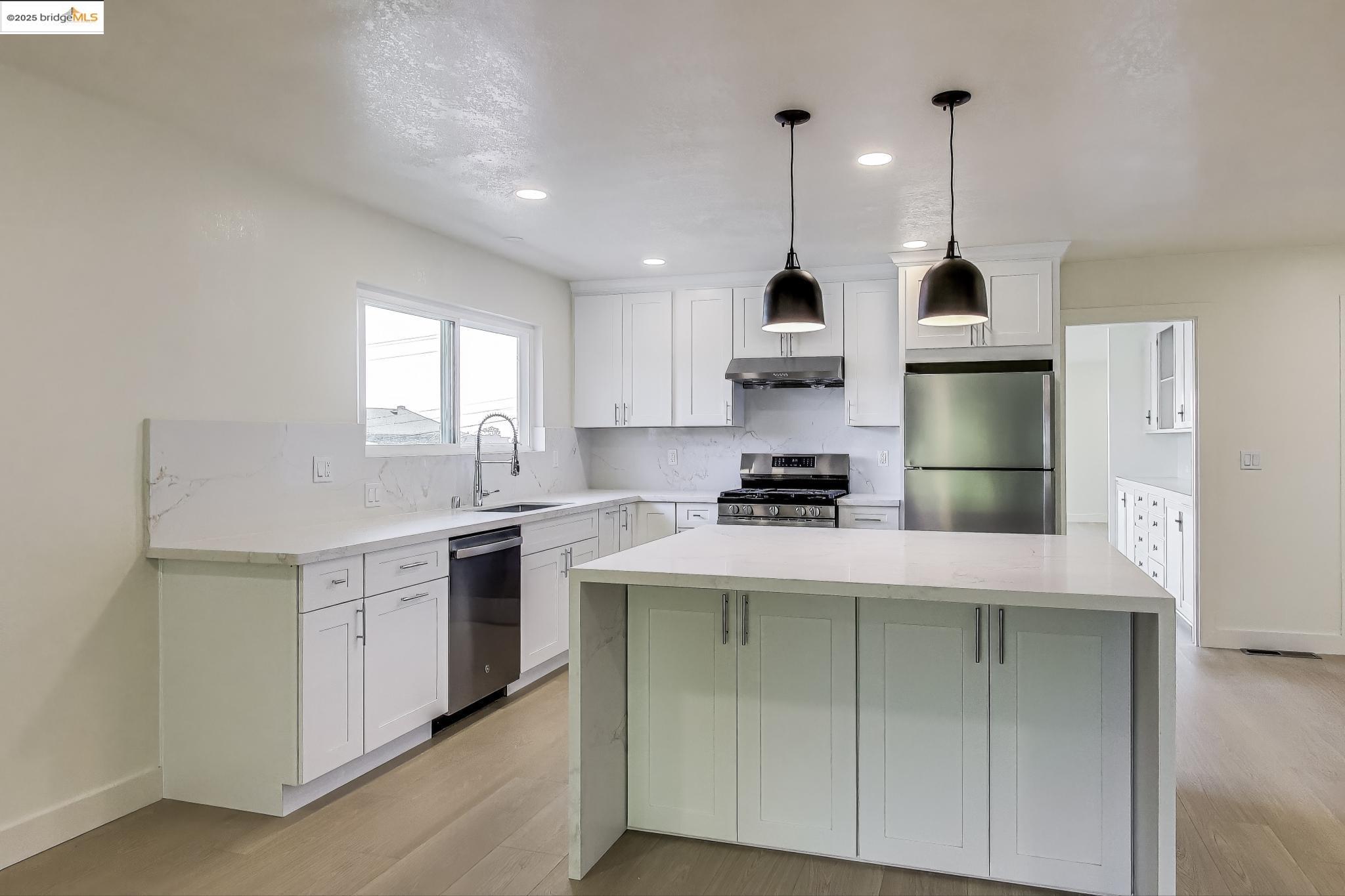 Detail Gallery Image 9 of 26 For 4034 Rhoda Ave, Oakland,  CA 94602 - 4 Beds | 3 Baths