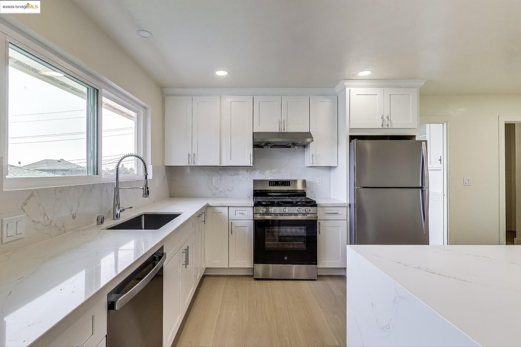 Detail Gallery Image 10 of 26 For 4034 Rhoda Ave, Oakland,  CA 94602 - 4 Beds | 3 Baths