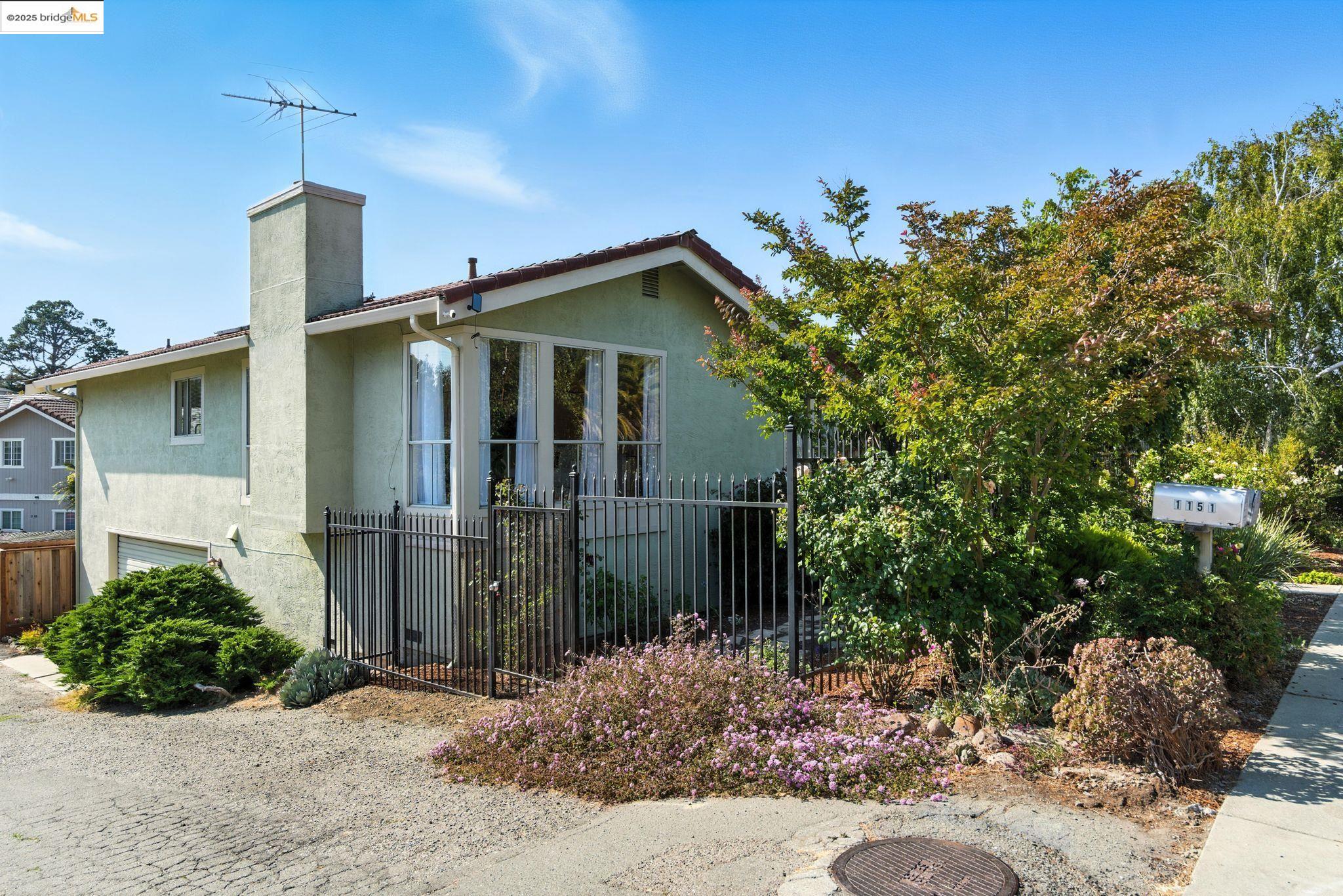 Detail Gallery Image 3 of 33 For 1155 Kelvin Rd, El Sobrante,  CA 94803 - 3 Beds | 2 Baths