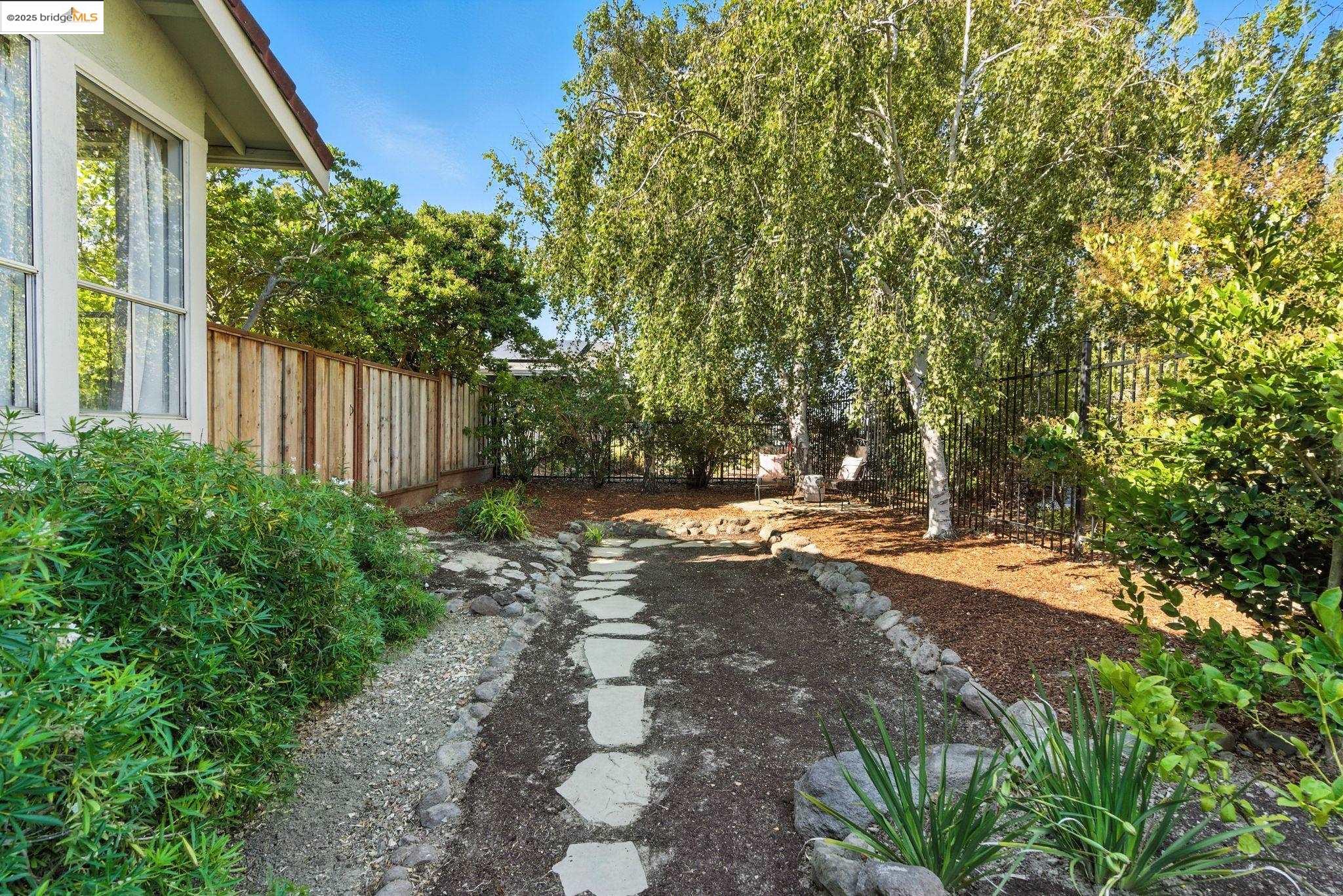 Detail Gallery Image 5 of 33 For 1155 Kelvin Rd, El Sobrante,  CA 94803 - 3 Beds | 2 Baths