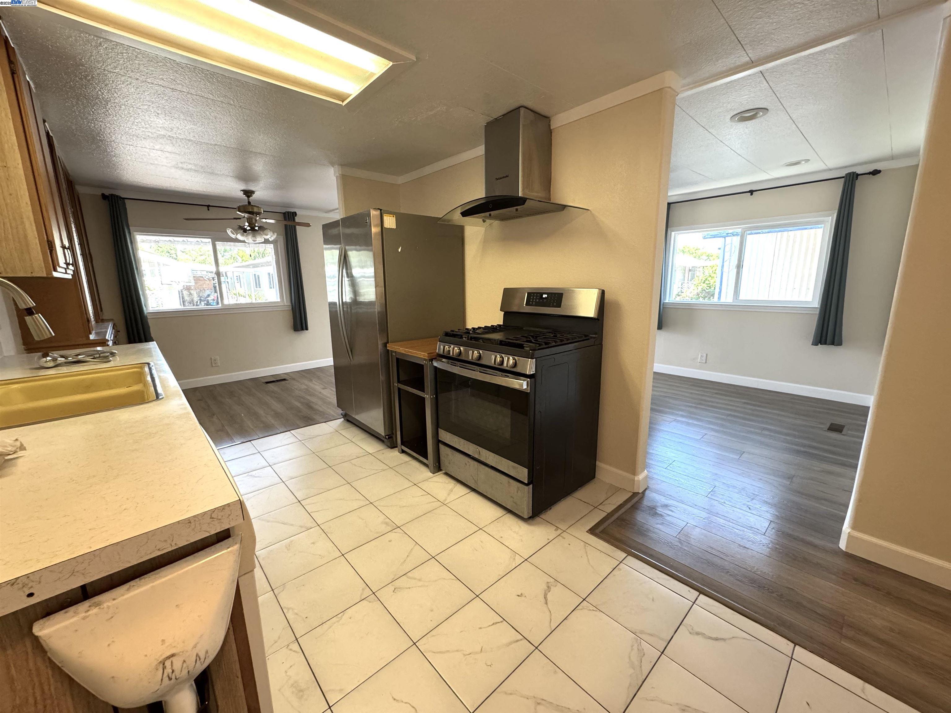 Detail Gallery Image 3 of 9 For 900 Golden Wheel Park Dr #130,  San Jose,  CA 95112 - 2 Beds | 2 Baths