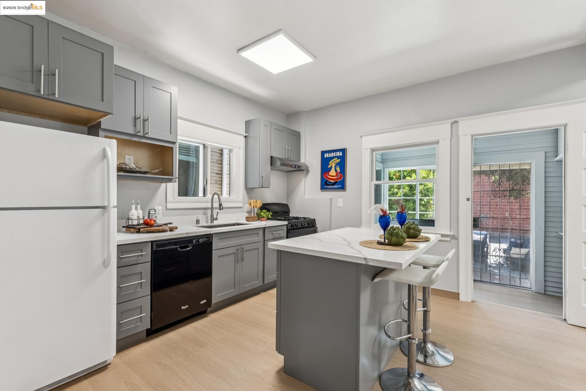 Detail Gallery Image 23 of 56 For 183 11th St, Oakland,  CA 94607 - 3 Beds | 2 Baths