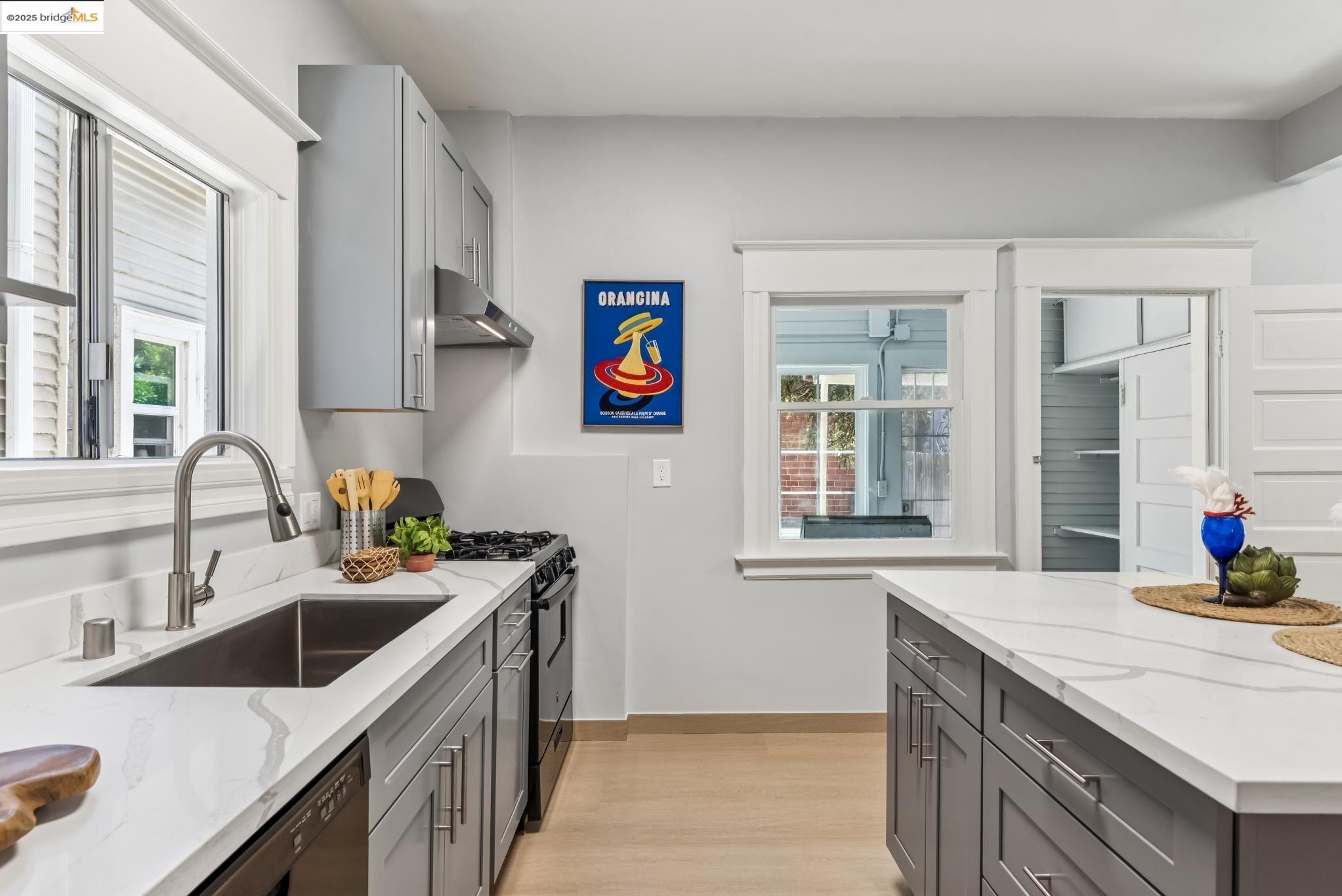 Detail Gallery Image 25 of 56 For 183 11th St, Oakland,  CA 94607 - 3 Beds | 2 Baths