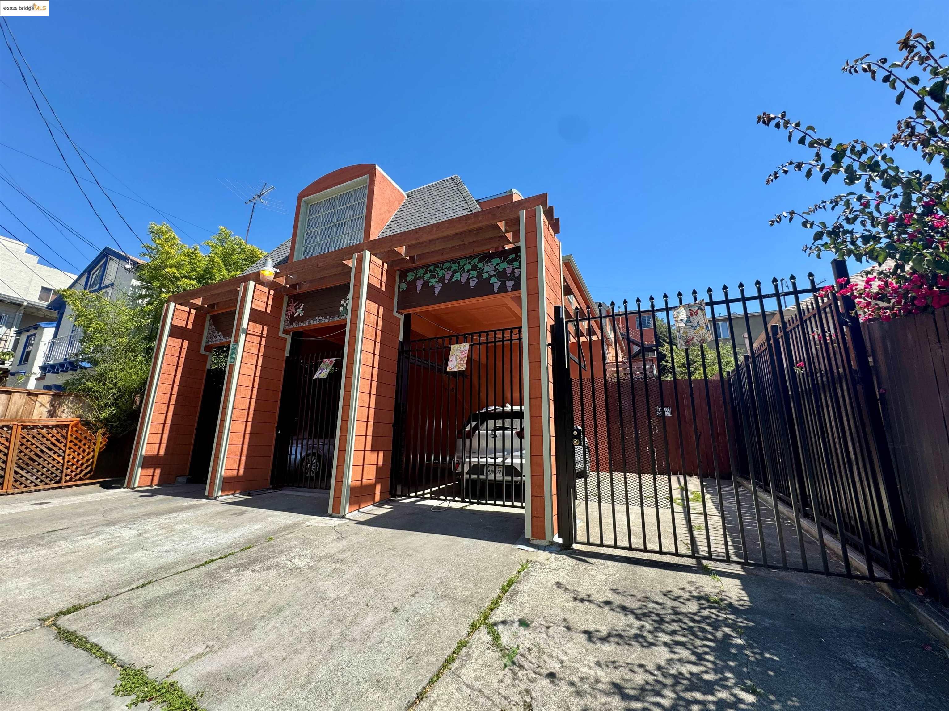 Detail Gallery Image 2 of 8 For 2752 14th Ave, Oakland,  CA 94606 - – Beds | – Baths