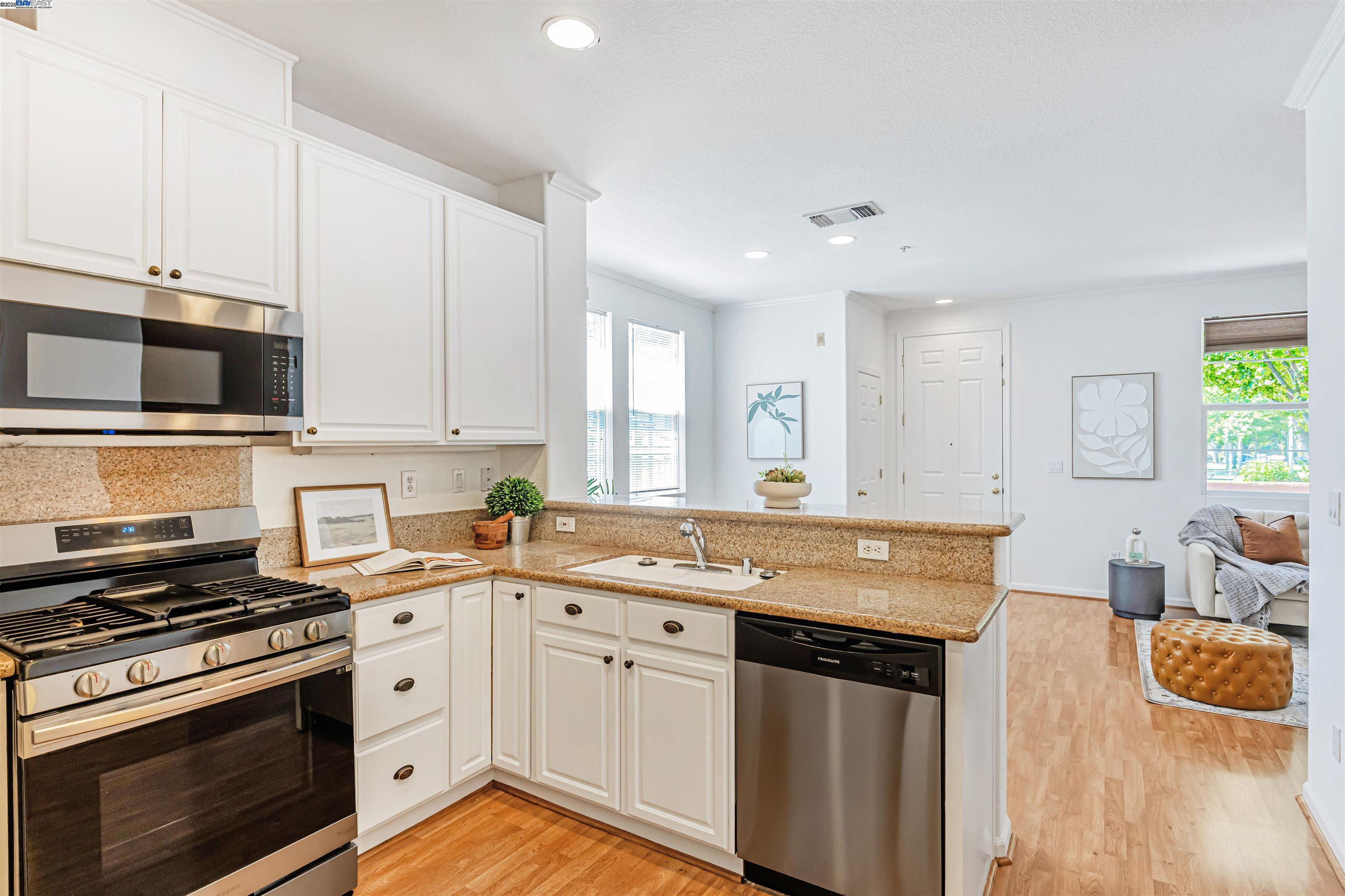 Detail Gallery Image 11 of 37 For 722 City Walk Pl #1,  Hayward,  CA 94541 - 3 Beds | 2/1 Baths