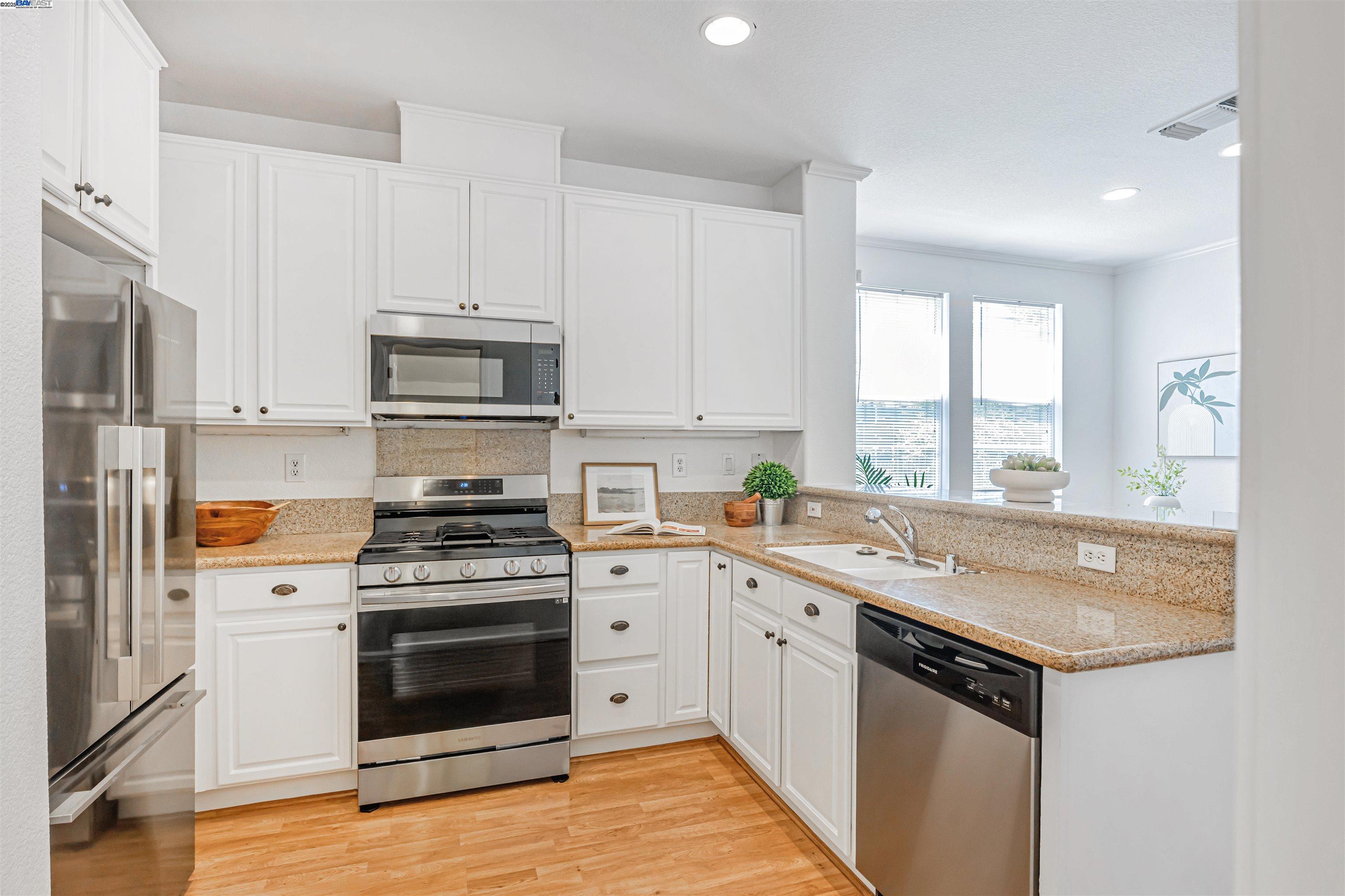 Detail Gallery Image 12 of 37 For 722 City Walk Pl #1,  Hayward,  CA 94541 - 3 Beds | 2/1 Baths