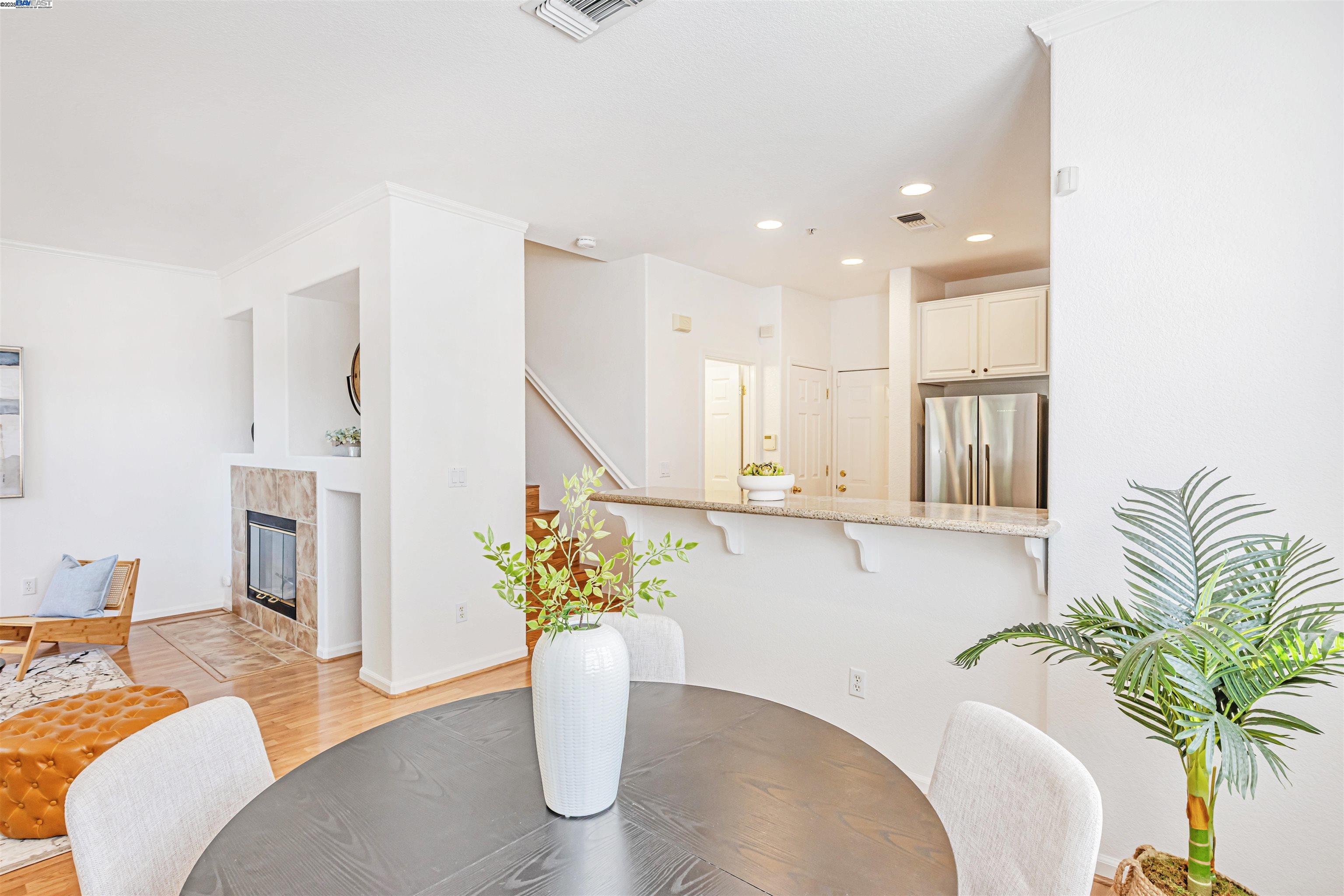 Detail Gallery Image 15 of 37 For 722 City Walk Pl #1,  Hayward,  CA 94541 - 3 Beds | 2/1 Baths