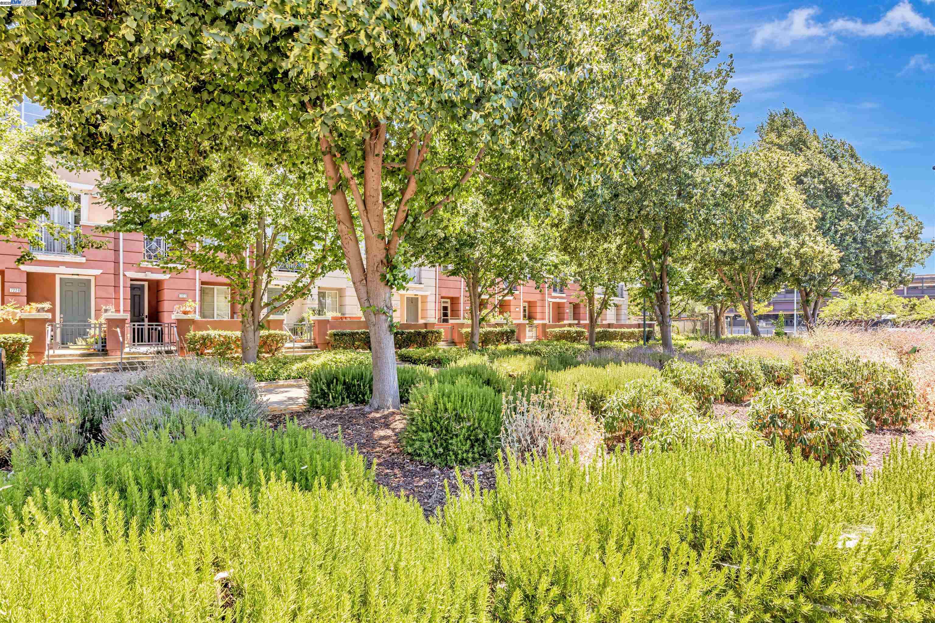 Detail Gallery Image 33 of 37 For 722 City Walk Pl #1,  Hayward,  CA 94541 - 3 Beds | 2/1 Baths