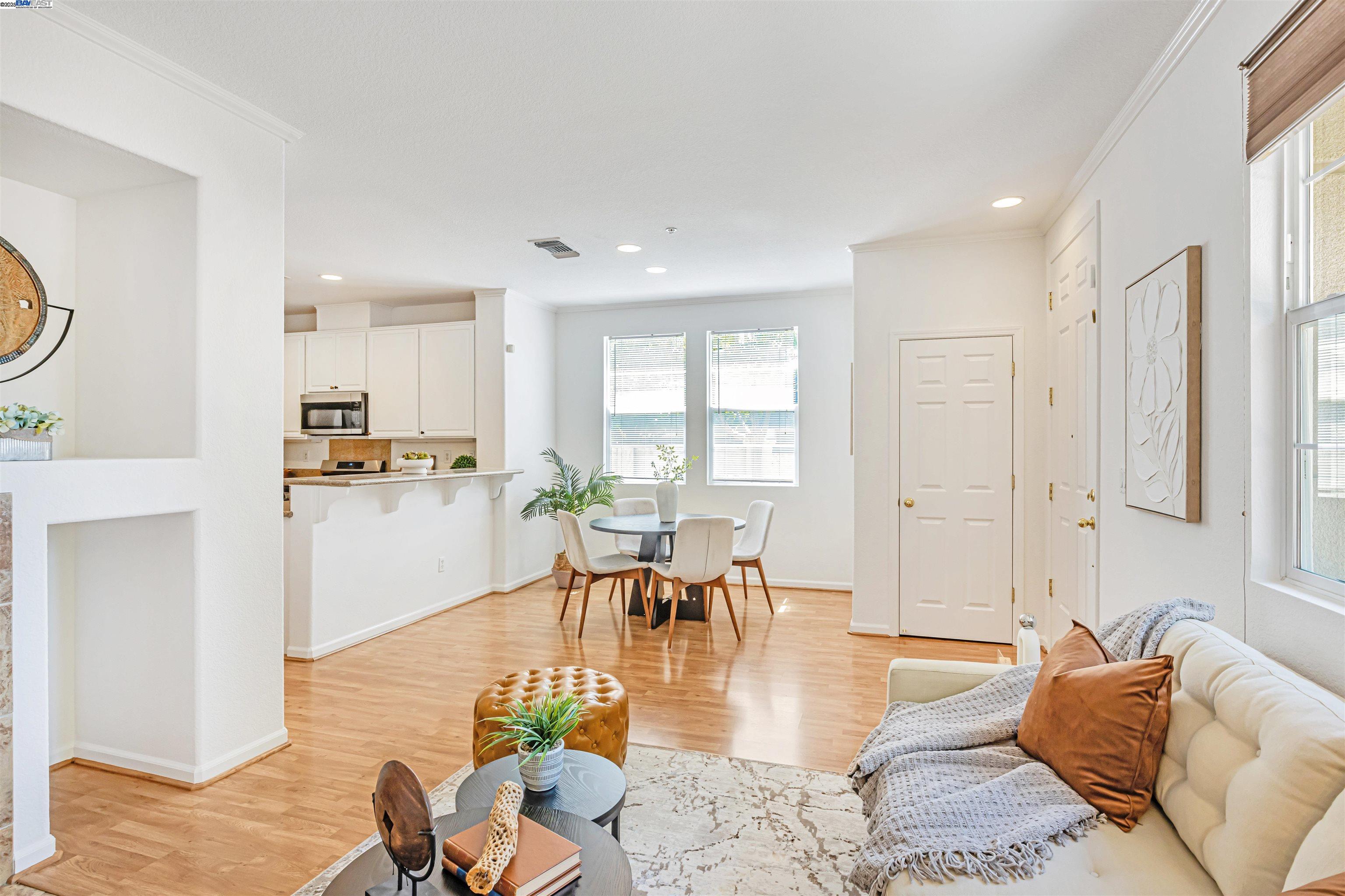 Detail Gallery Image 8 of 37 For 722 City Walk Pl #1,  Hayward,  CA 94541 - 3 Beds | 2/1 Baths
