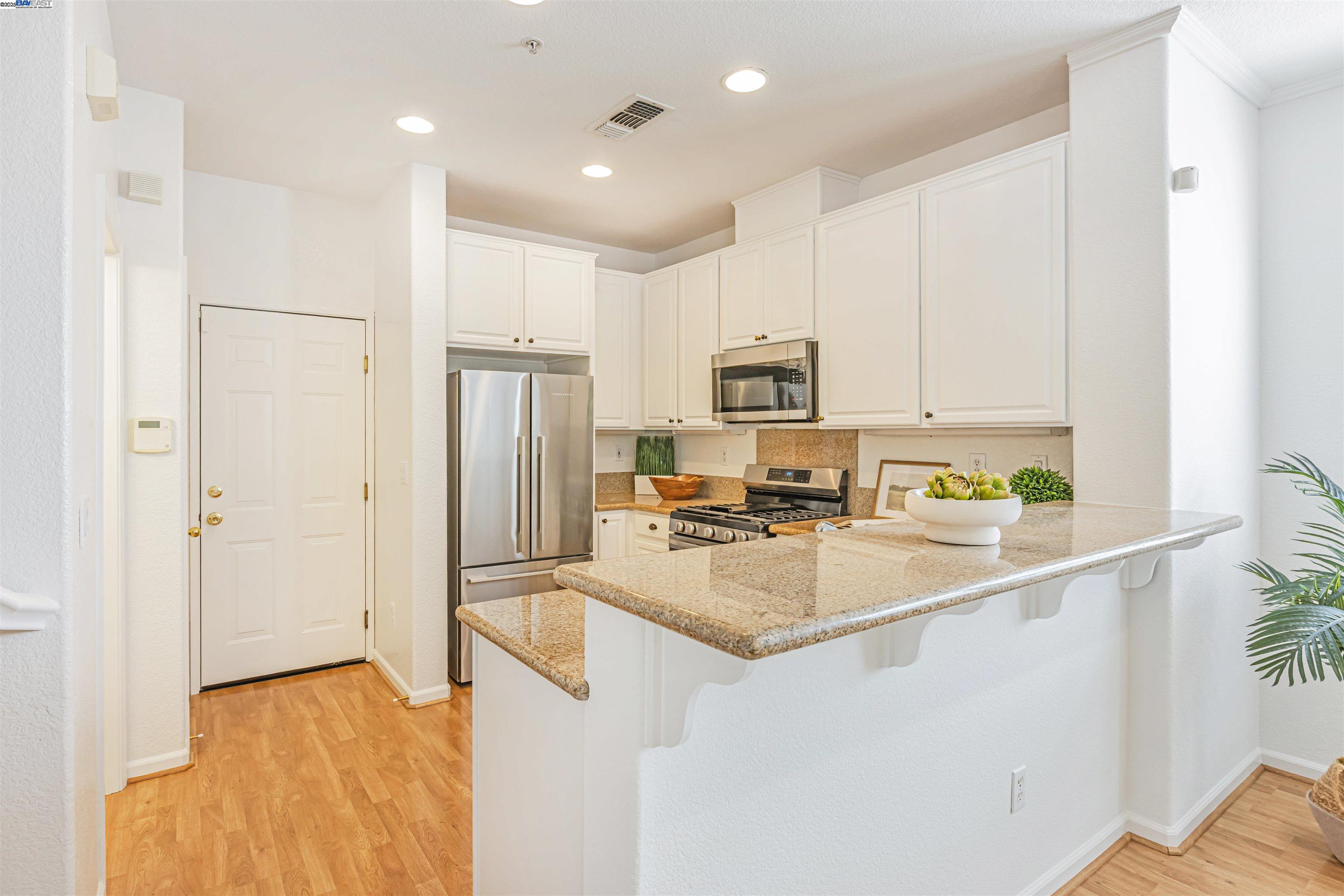 Detail Gallery Image 9 of 37 For 722 City Walk Pl #1,  Hayward,  CA 94541 - 3 Beds | 2/1 Baths