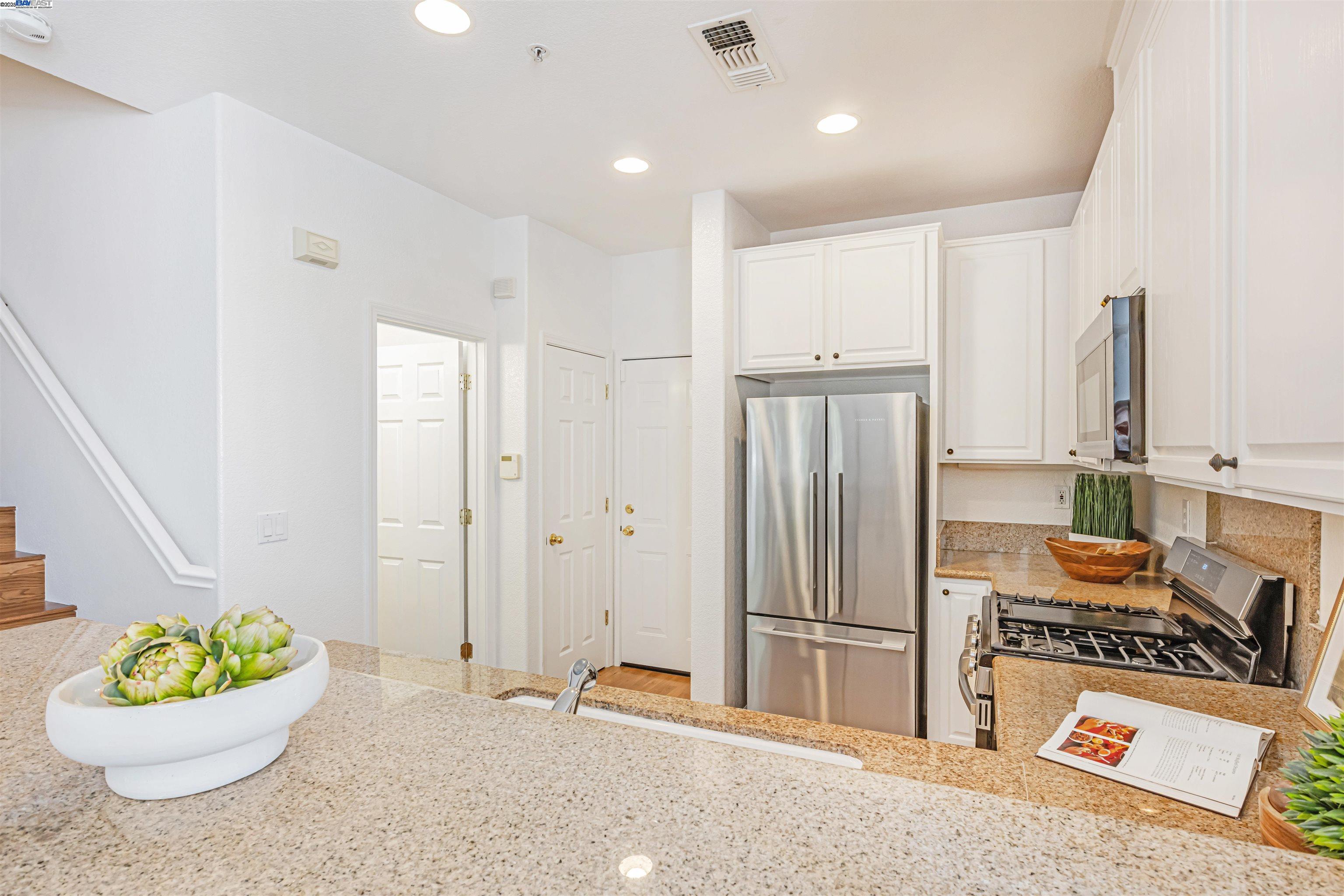 Detail Gallery Image 10 of 37 For 722 City Walk Pl #1,  Hayward,  CA 94541 - 3 Beds | 2/1 Baths