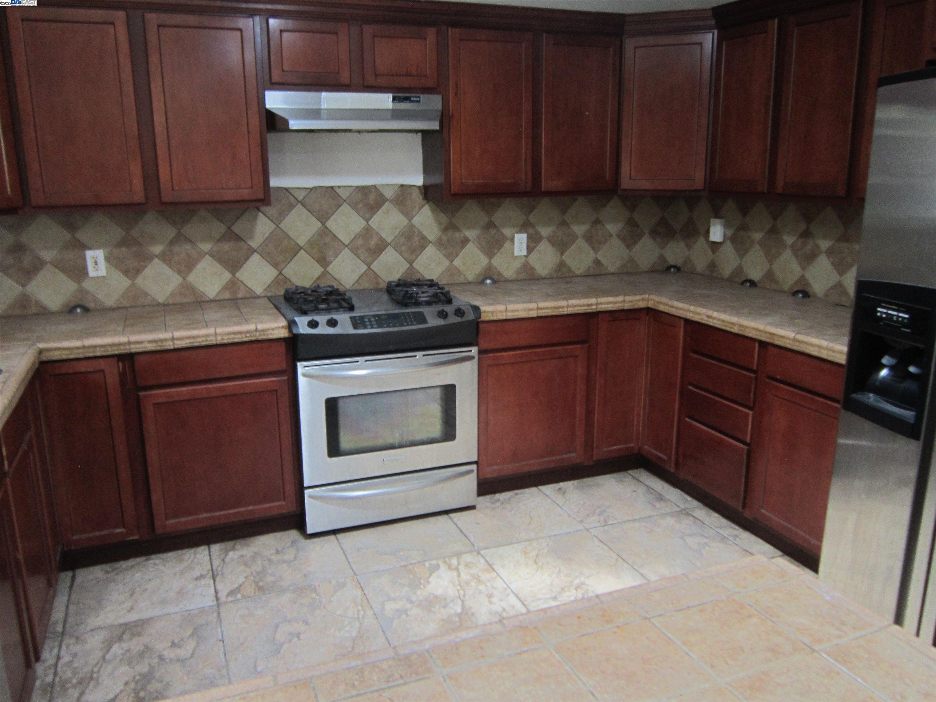 Detail Gallery Image 2 of 9 For 2275 Bennington Ln, Hayward,  CA 94545 - 3 Beds | 2/1 Baths