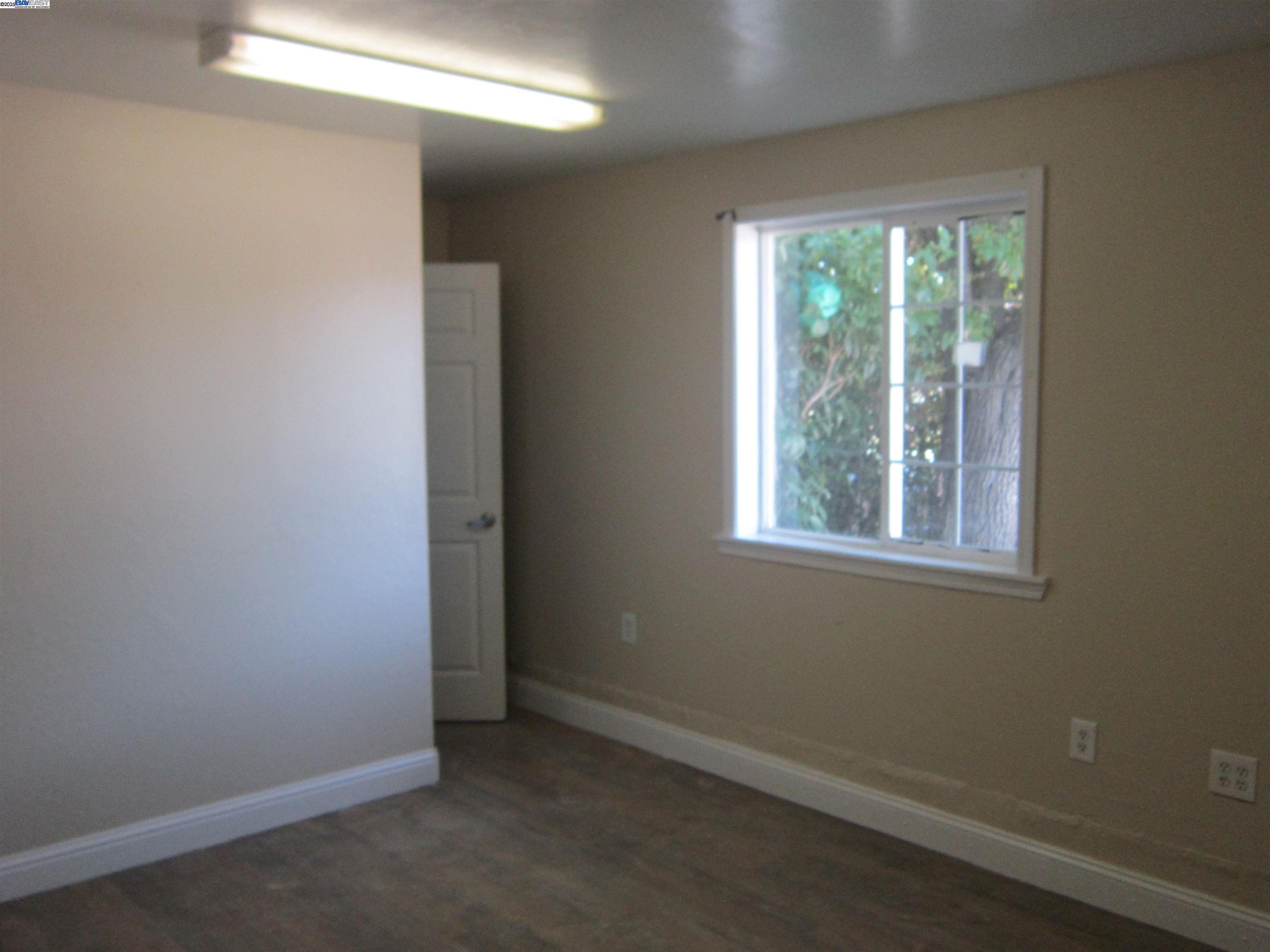 Detail Gallery Image 5 of 9 For 2275 Bennington Ln, Hayward,  CA 94545 - 3 Beds | 2/1 Baths
