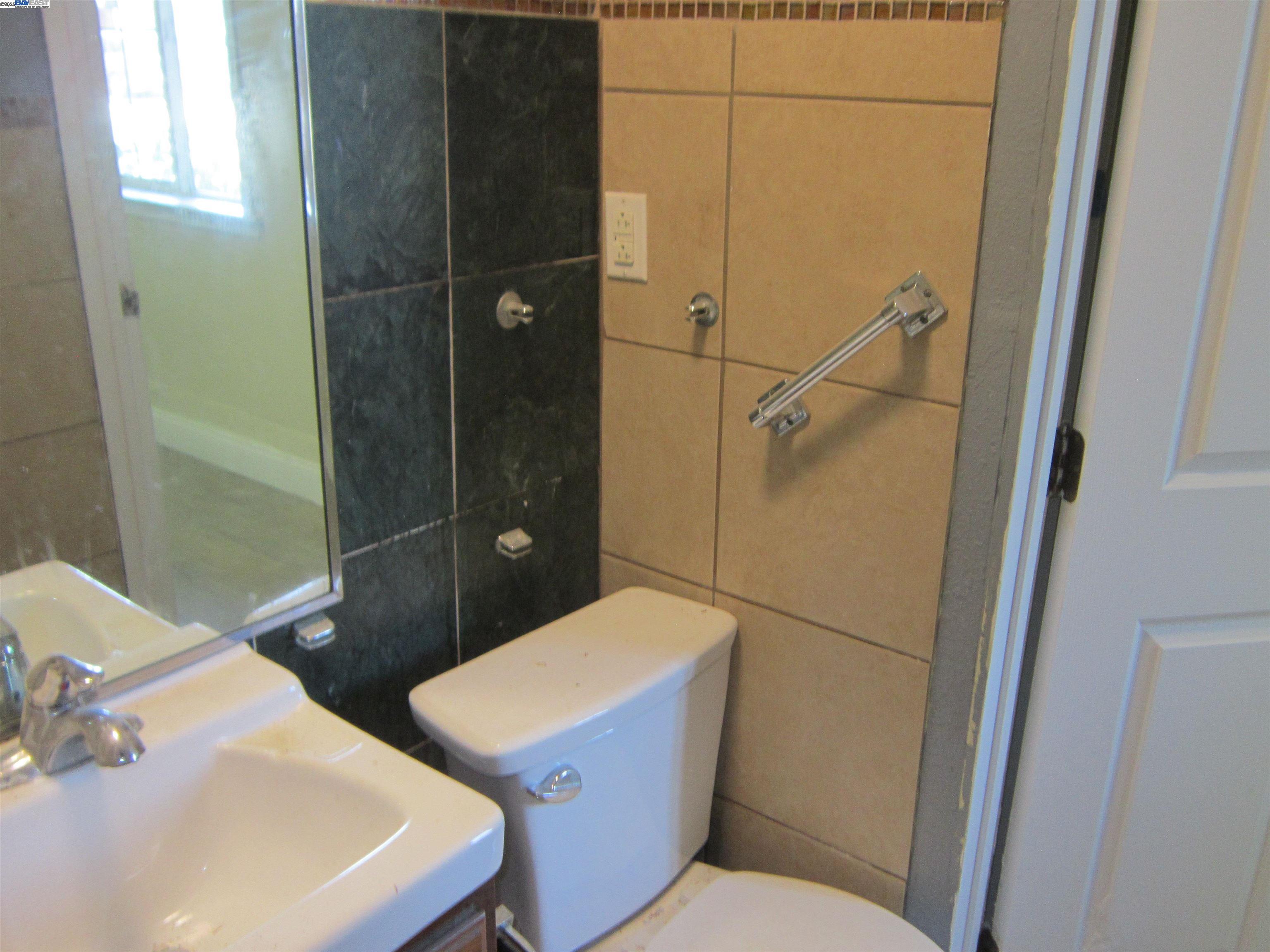 Detail Gallery Image 6 of 9 For 2275 Bennington Ln, Hayward,  CA 94545 - 3 Beds | 2/1 Baths