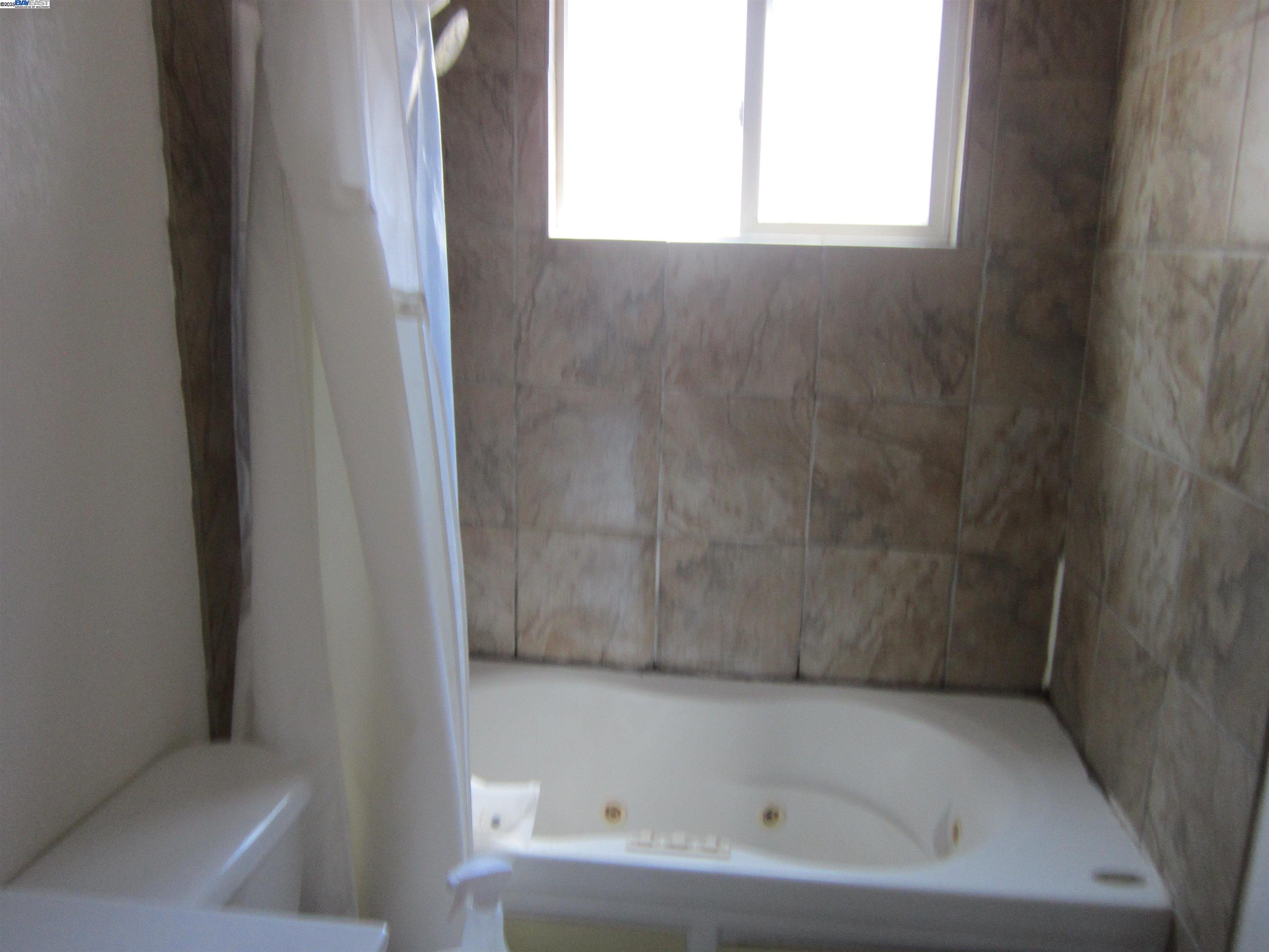 Detail Gallery Image 8 of 9 For 2275 Bennington Ln, Hayward,  CA 94545 - 3 Beds | 2/1 Baths
