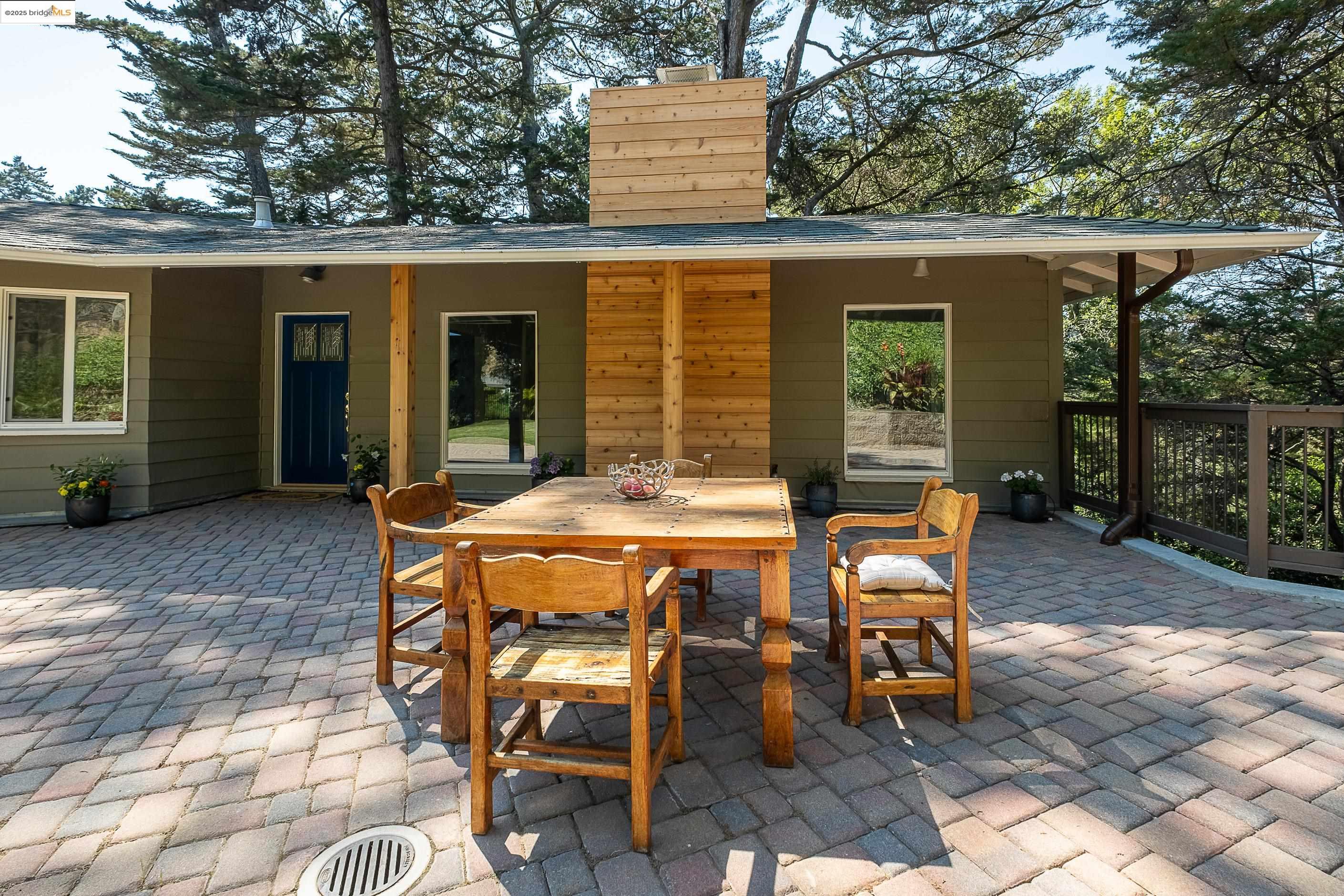 Detail Gallery Image 2 of 34 For 6537 Aitken Dr, Oakland,  CA 94611 - 4 Beds | 2 Baths