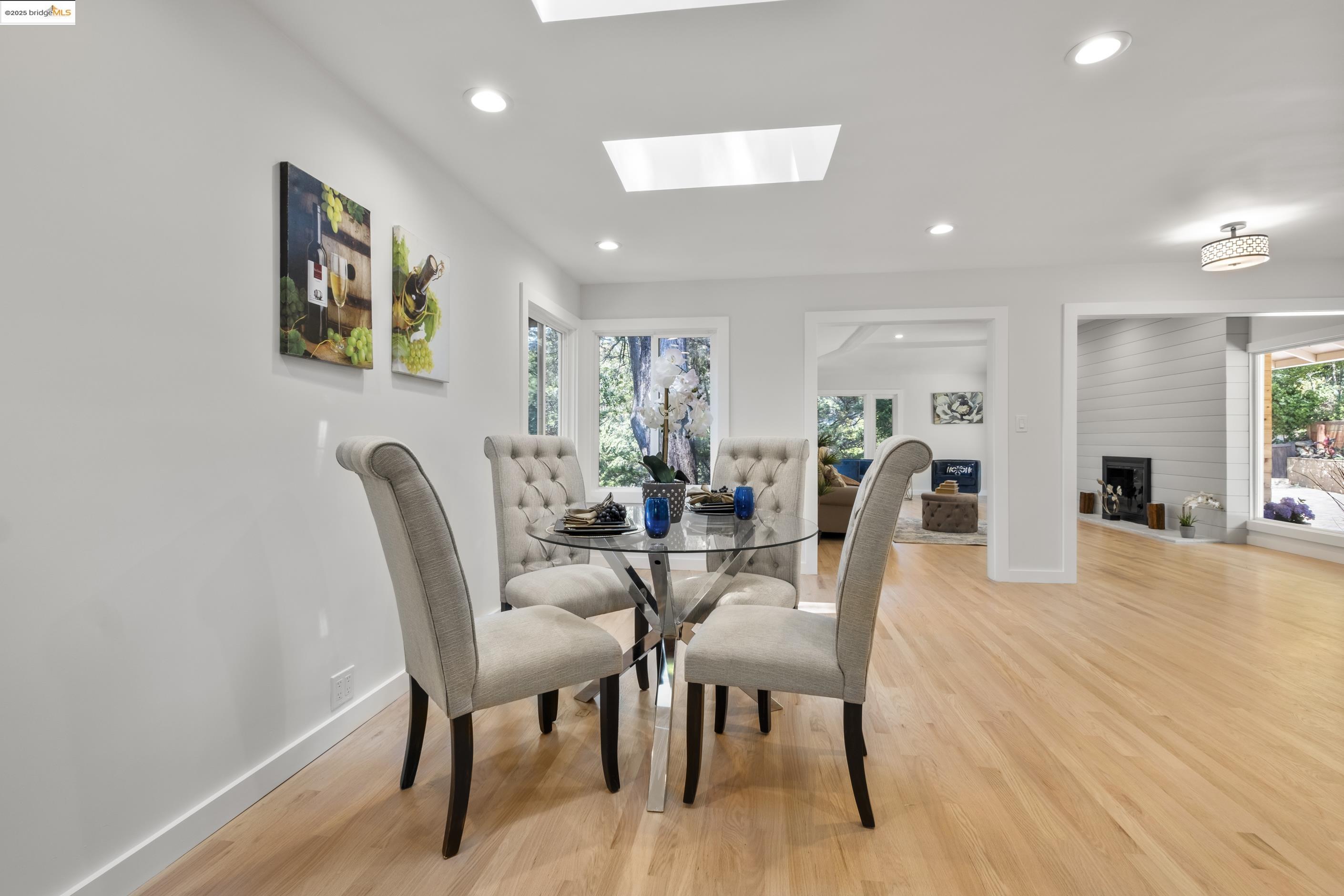 Detail Gallery Image 11 of 34 For 6537 Aitken Dr, Oakland,  CA 94611 - 4 Beds | 2 Baths