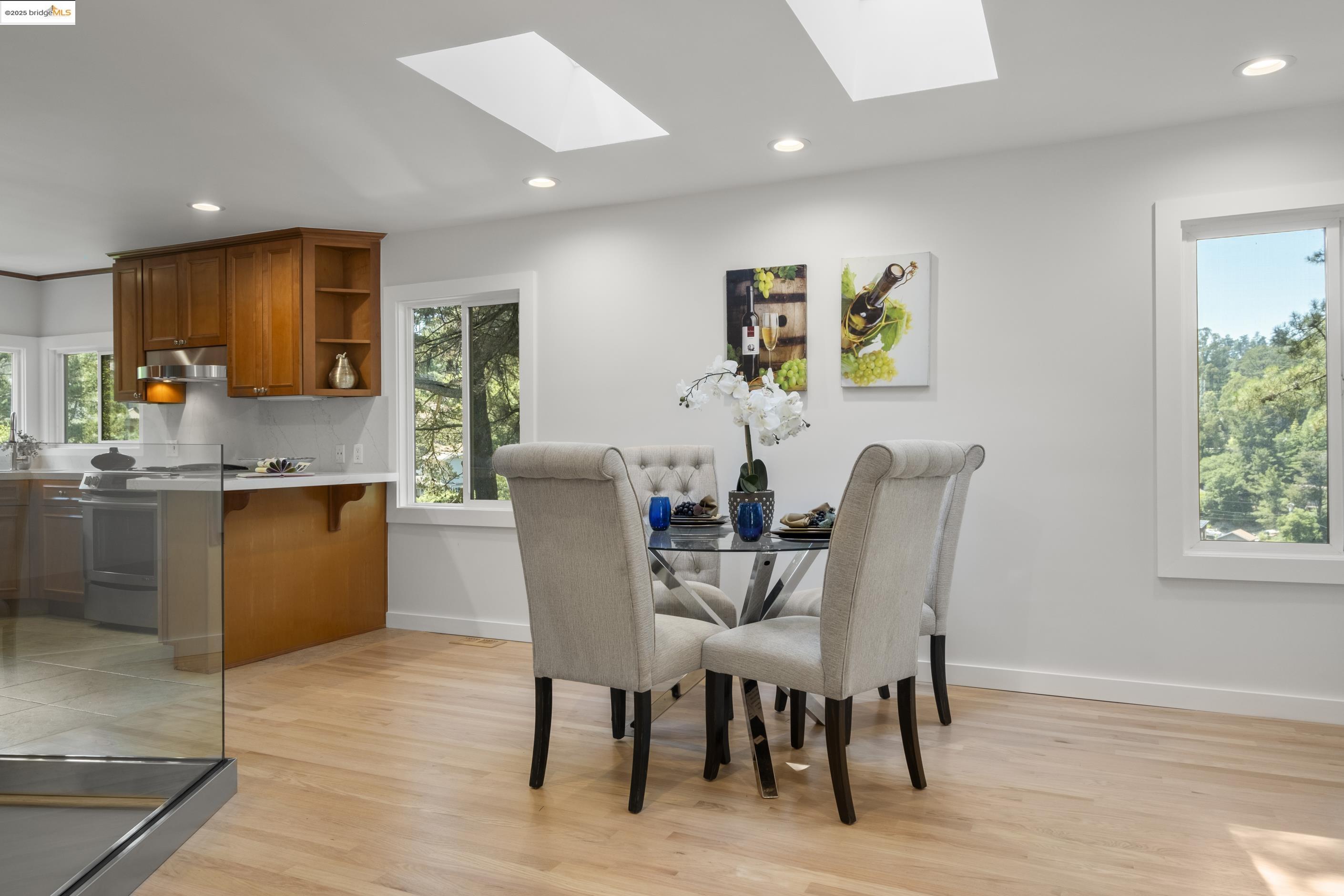 Detail Gallery Image 13 of 34 For 6537 Aitken Dr, Oakland,  CA 94611 - 4 Beds | 2 Baths